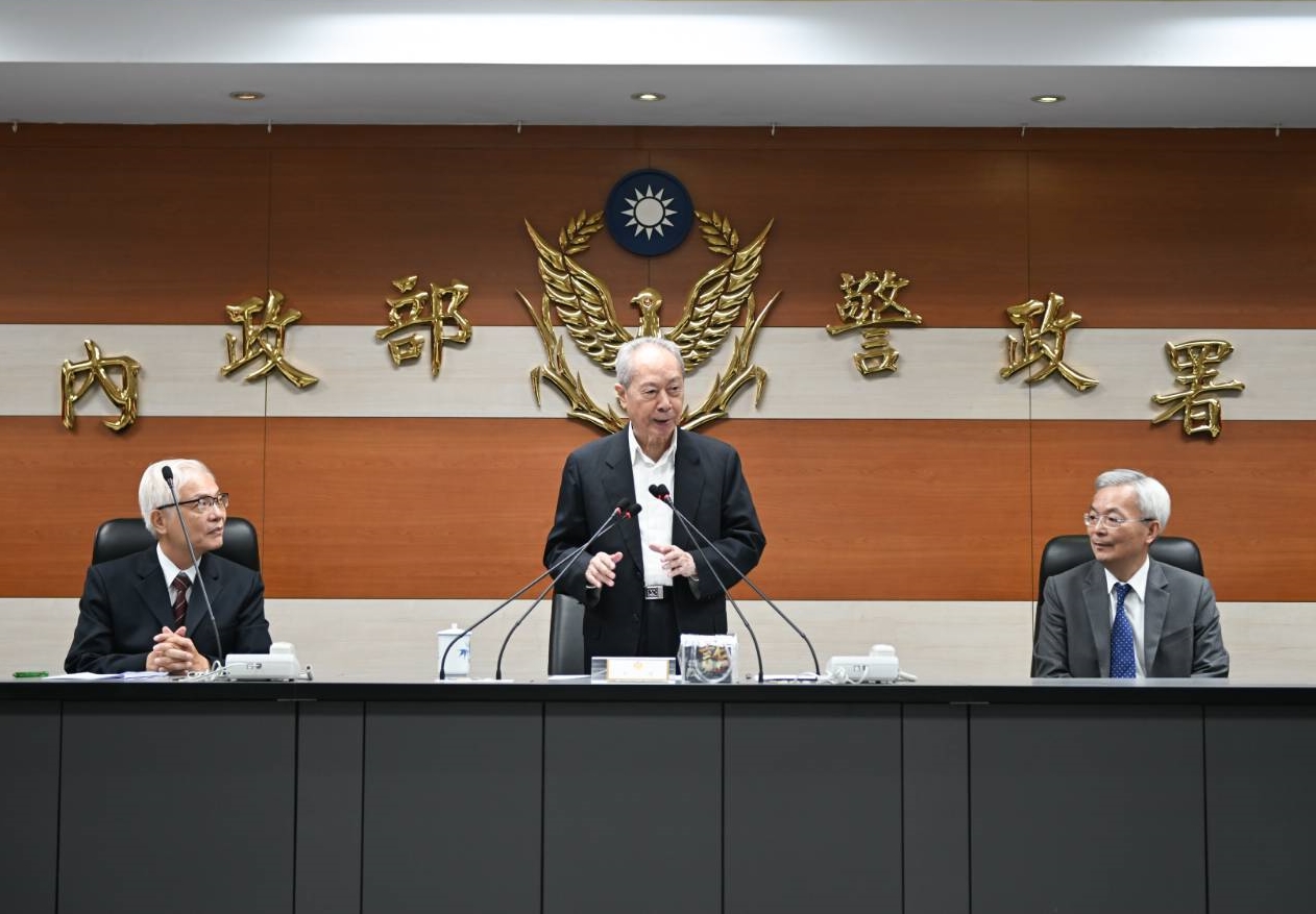 新任基金會董事長陳卿南（左）、卸任基金會董事長黃主文（中）、警政署長張榮興（右）。（警政署提供）