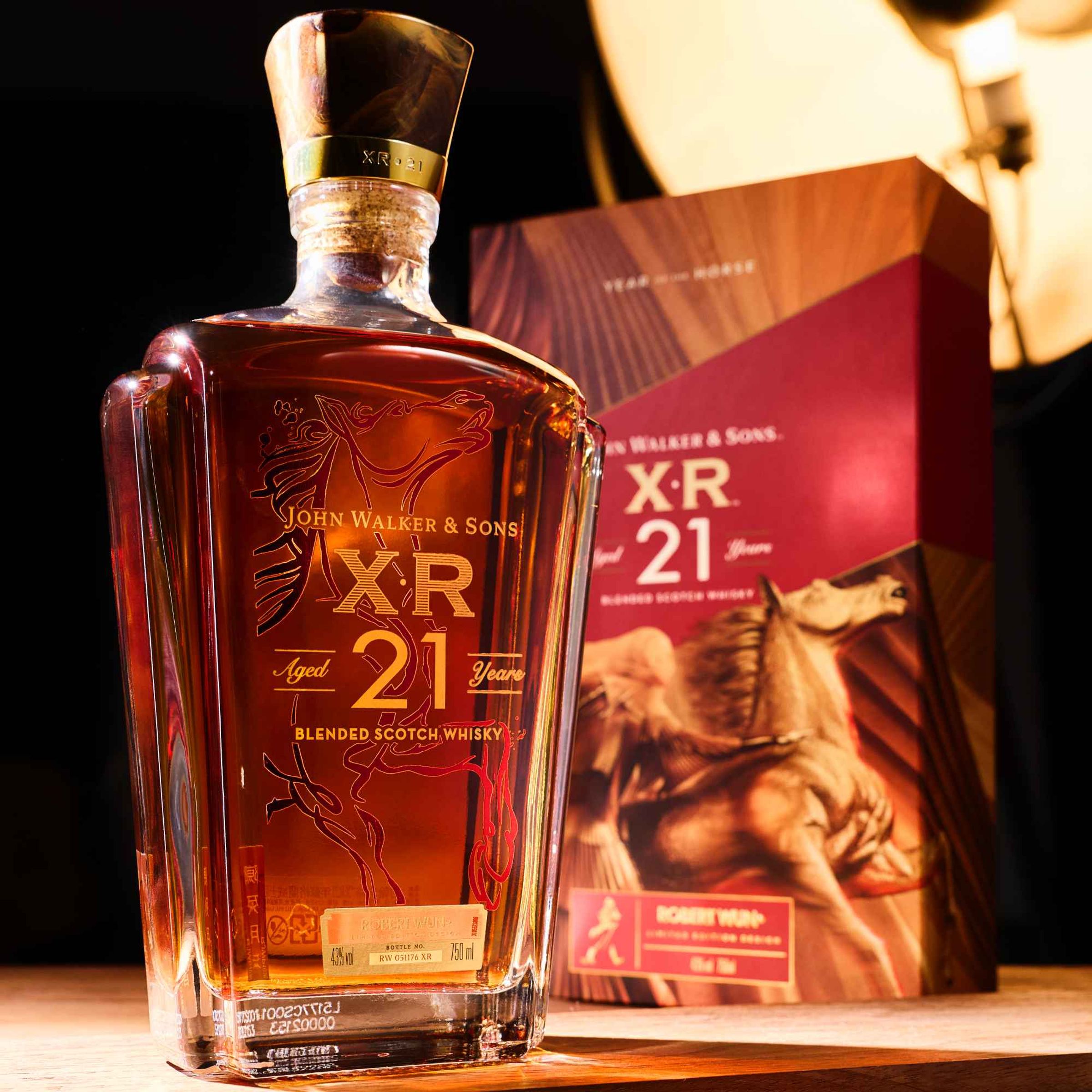 Johnnie Walker XR21 2026限量新春禮盒，奢選擁有200年歷史的消逝酒廠Port Dundas珍稀神秘酒液，以獨創三維立體工藝完美調和，給予珍釀全新生命。每一口都能感受到無盡醇順口感，多層次飽滿細膩風味。限定版之酒精濃度為更加厚實的43%。建議售價：NT$3,719。
