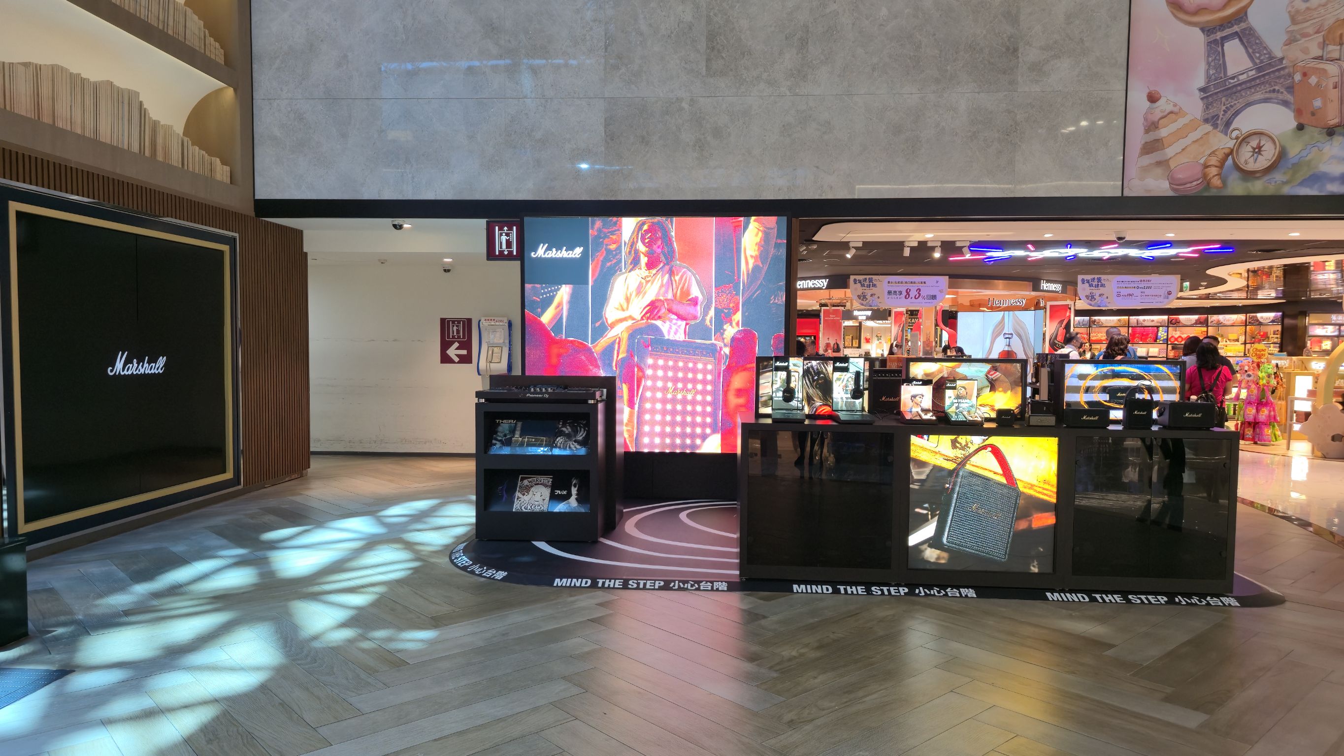 昇恆昌攜手音響傳奇品牌Marshall,在桃機打造沉浸式音樂快閃店,旅客可近距離試聽、體驗DJ台互動場景。(昇恆昌提供)
