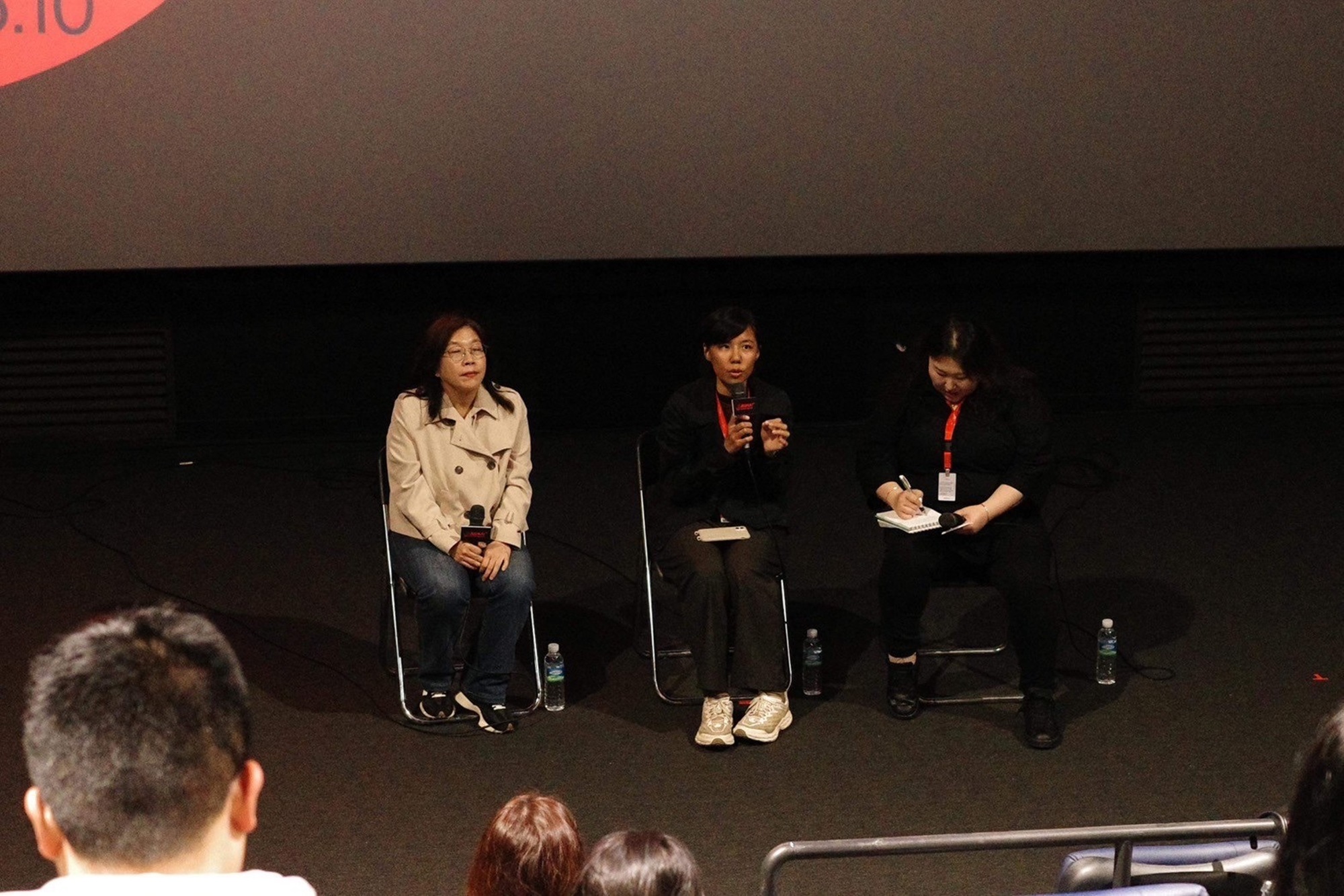 《雪水消融的季節》在韓國全州影展舉行亞洲首映，羅苡珊（中）與現場觀眾分享拍片過程。 （希望行銷提供）
