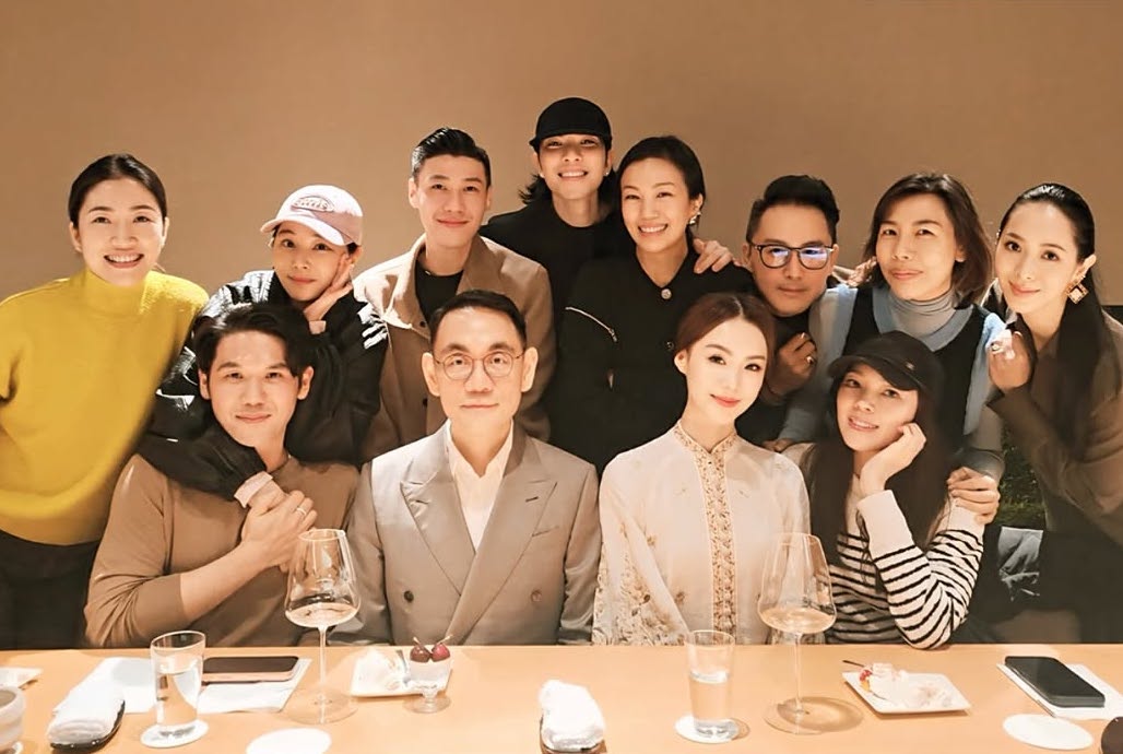 曾馨瑩（前排右一）、林人和（前排左二）、薛博仁（前排左一）和妻子陳怡蓉（後排左二），以及蕭敬騰及老婆Summer（後排左四、左五）、香蜜拉（後排右一）等12人，到米其林二星餐廳「牡丹．極上 天ぷら」用餐。