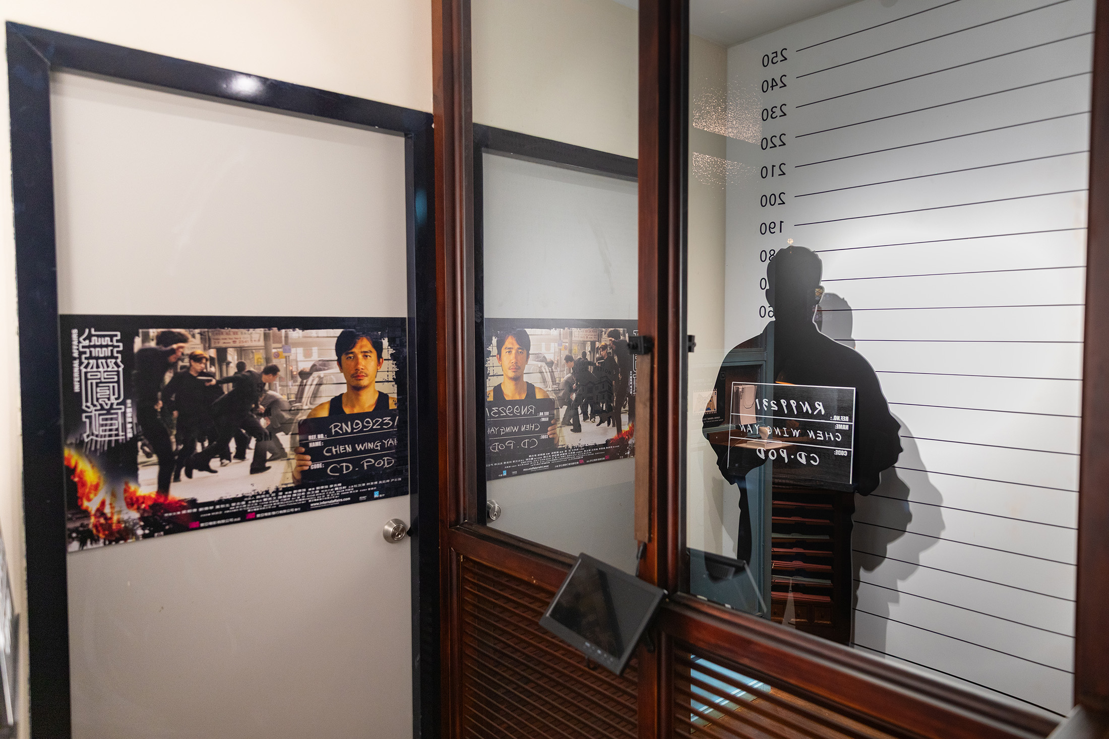 「油蔴地警署光影之旅」引領觀眾走入香港經典警匪片場景，藉由互動設計重溫港片魅力。（香港旅遊發展局提供）