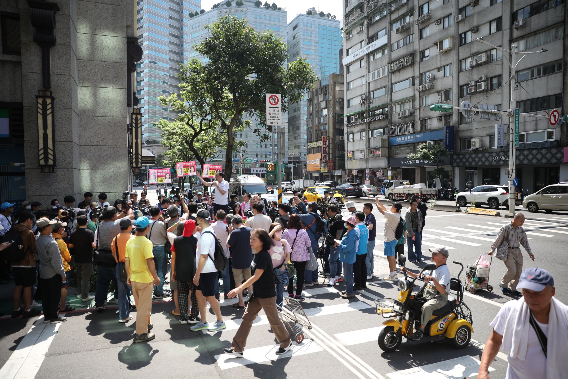 朱立倫今上午在台北市虎林街口為徐巧芯站台宣講反罷免。（鏡報新聞網提供）