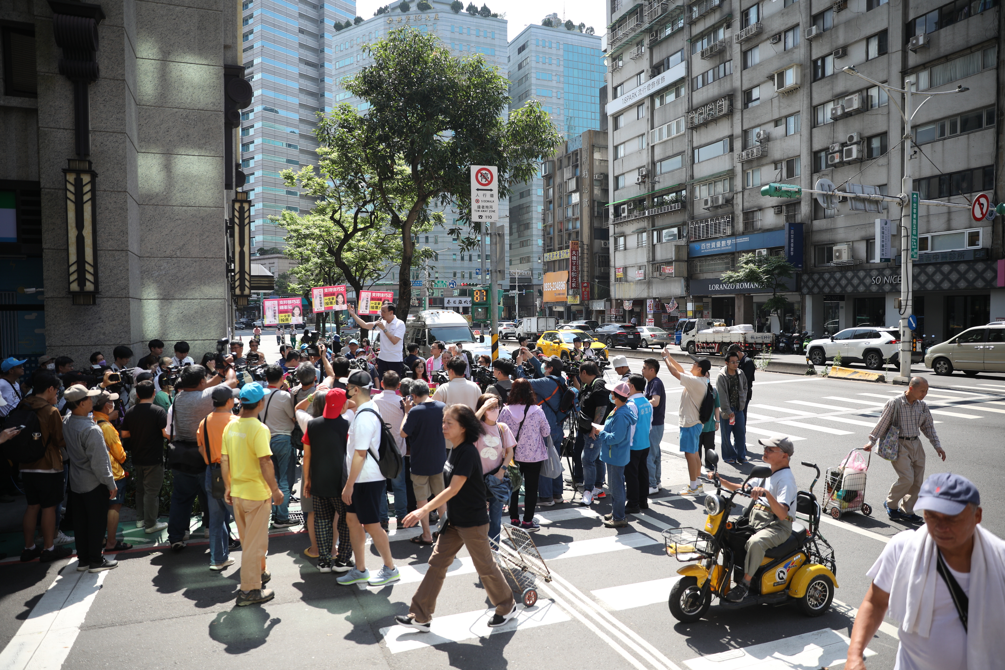 朱立倫今上午在台北市虎林街口為徐巧芯站台宣講反罷免。（鏡報新聞網提供）