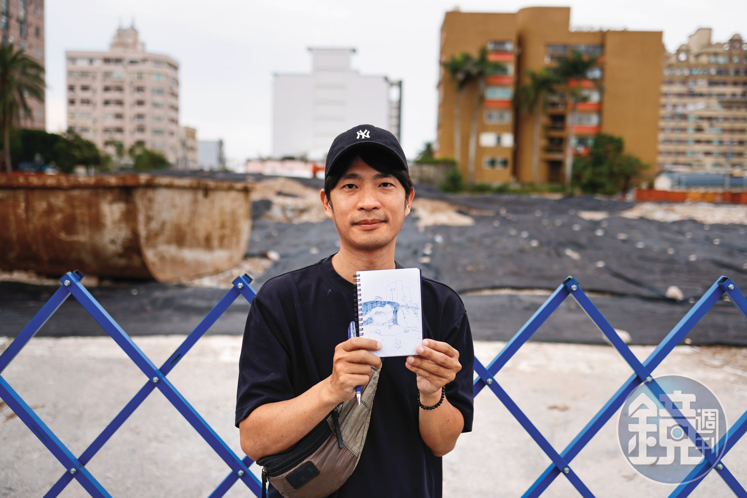 張峻閡帶我們來到翰品酒店拆除後的空地,他提到的怪手已經不在了。