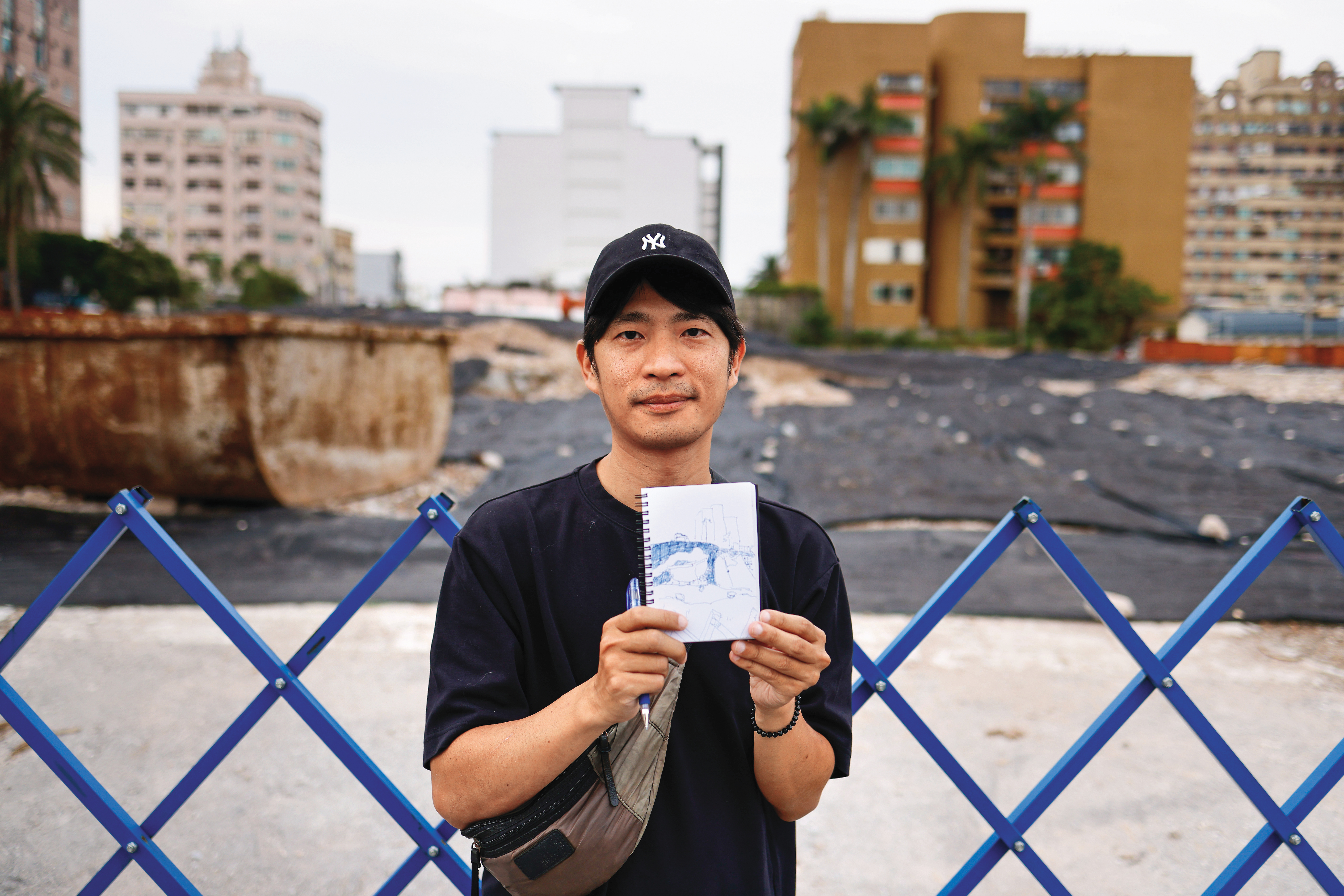 張峻閡帶我們來到翰品酒店拆除後的空地，他提到的怪手已經不在了。