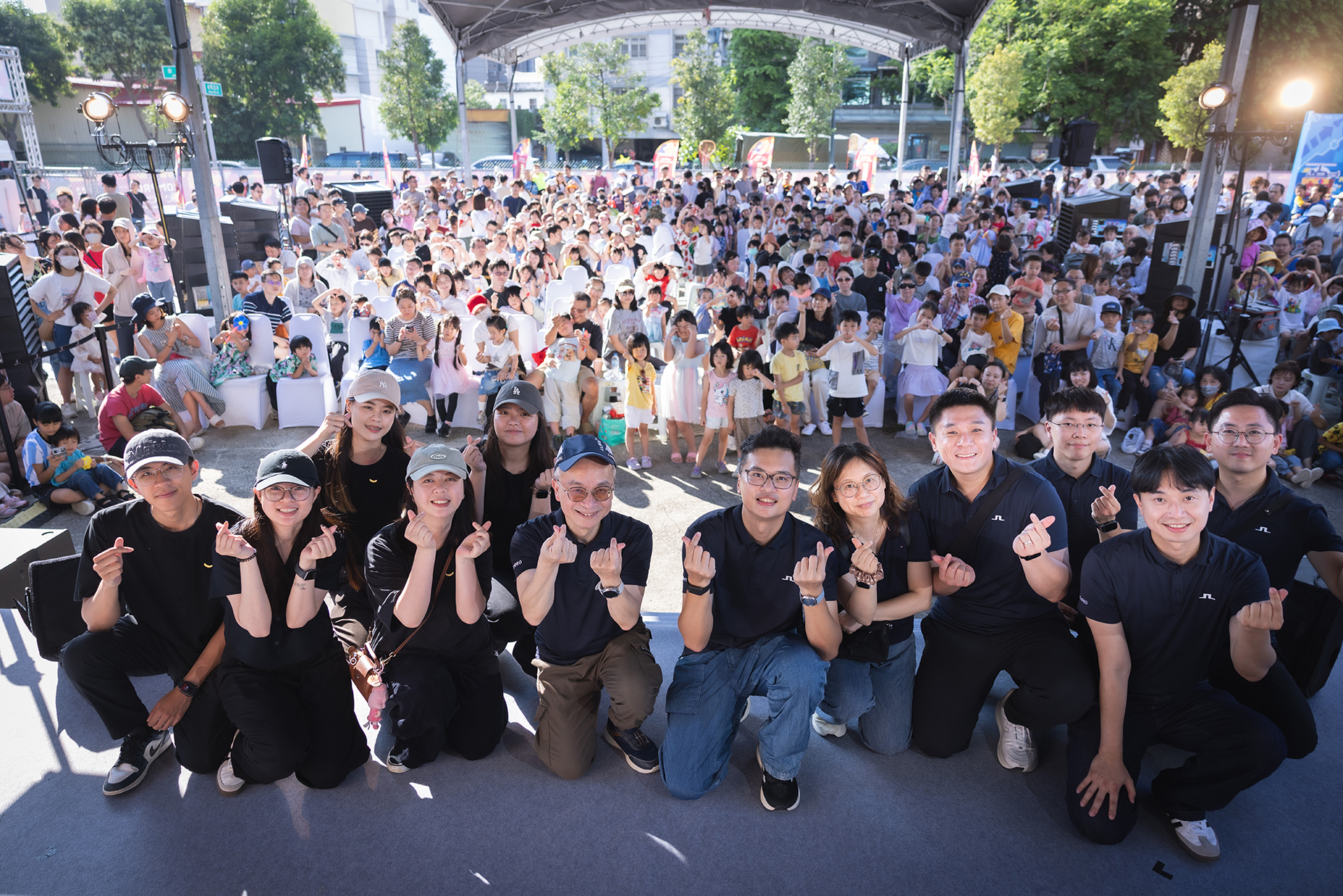 鴻柏親子嘉年華在大合照中留下滿滿笑容，也為這場夏日相聚畫下溫暖句點，品牌也預告將推出「香山運動館案」與「金雅日光計劃8」，持續為新竹帶來更好的建築作品。