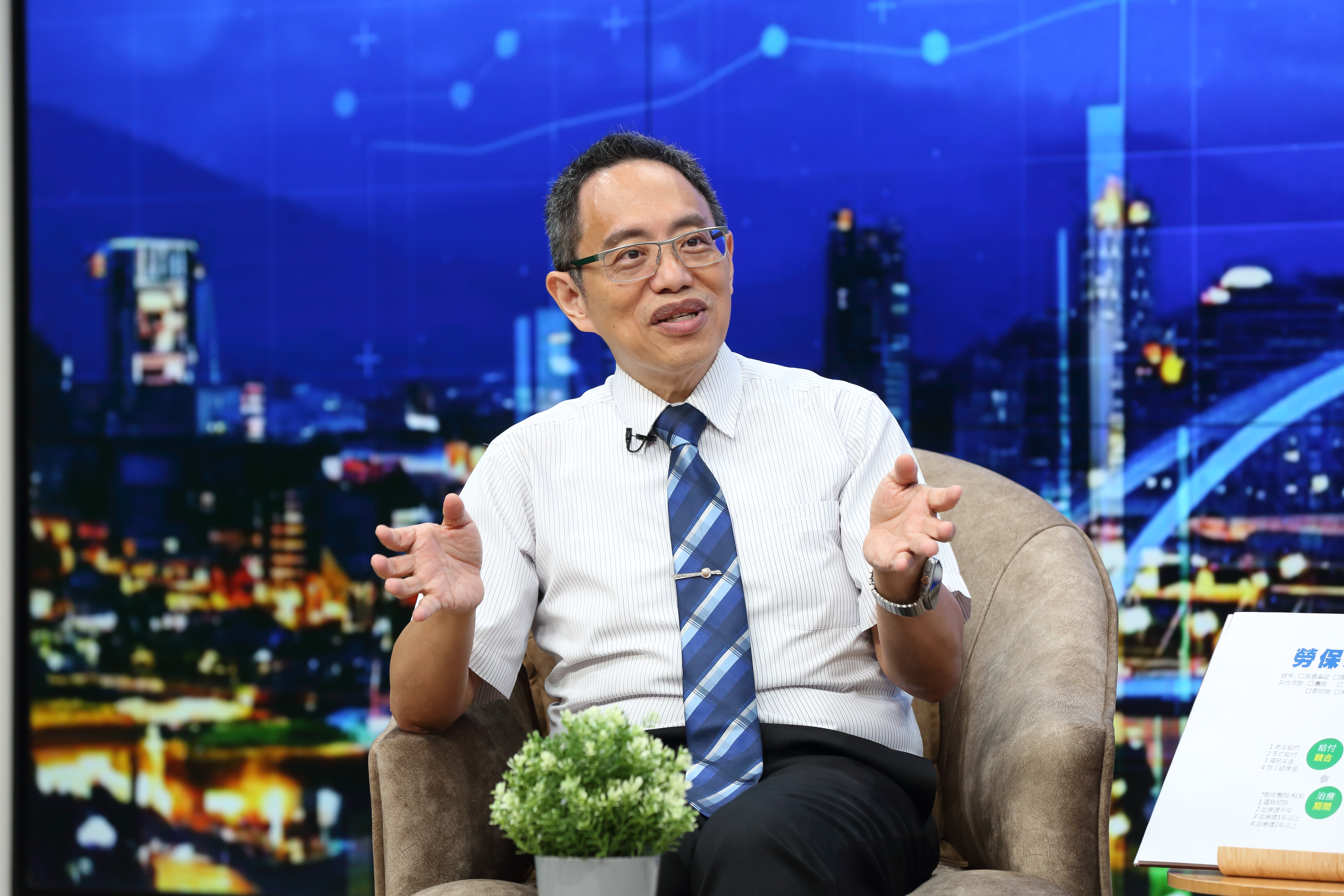 最佳方案提供者、保險專家鄭正一認為，勞保跟著職業工會一起保，不妨提早領。