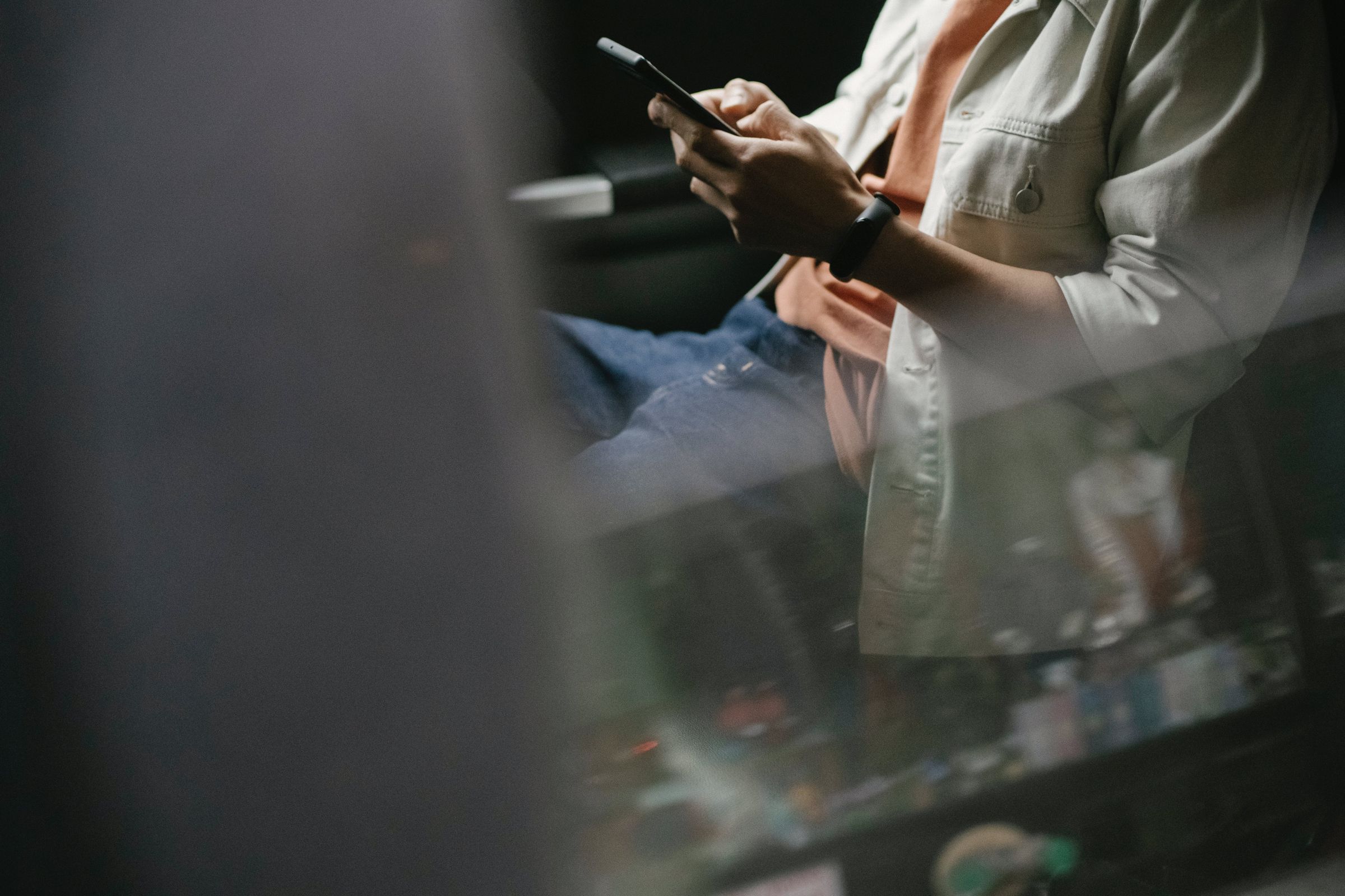 有位人妻好奇偷看老公的手機內容,赫然發現老公跟男同事有「小騷貨當然想你啊!」等曖昧對話。(示意圖,取自pexels)