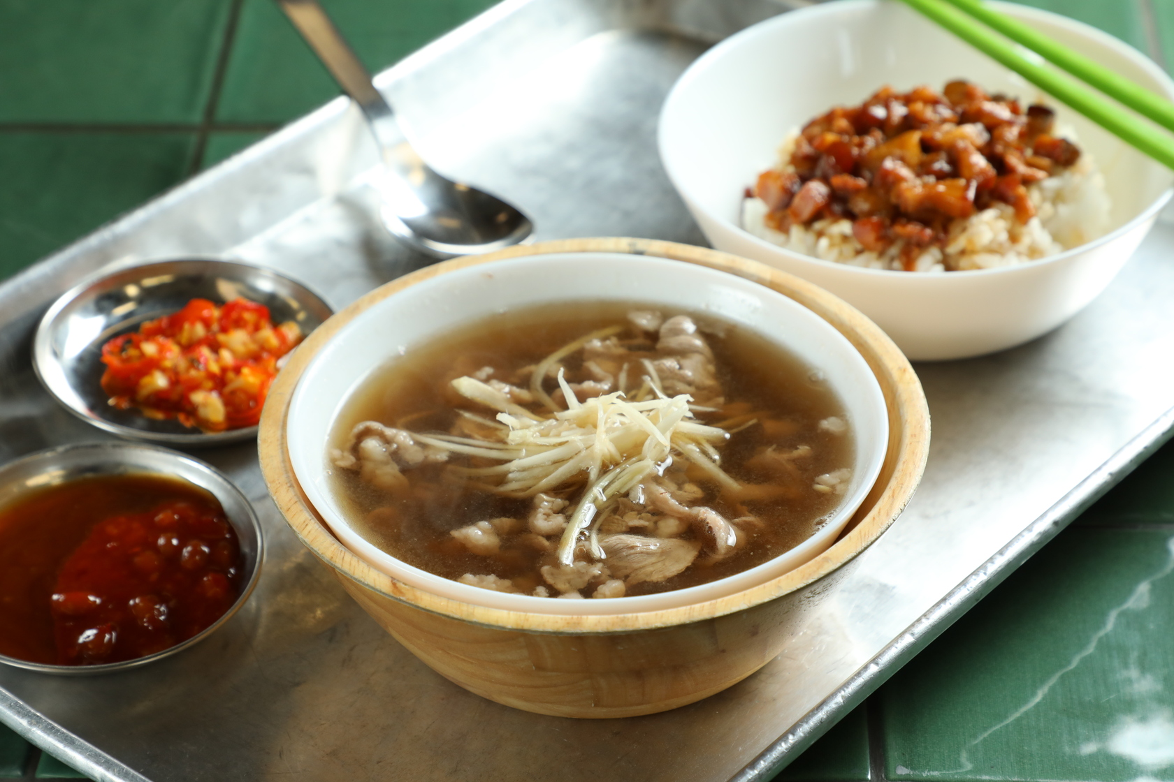 「樂天羊肉」的「當歸羊肉片湯」在氣溫微涼的秋冬品嘗特別對味。（130元／份）