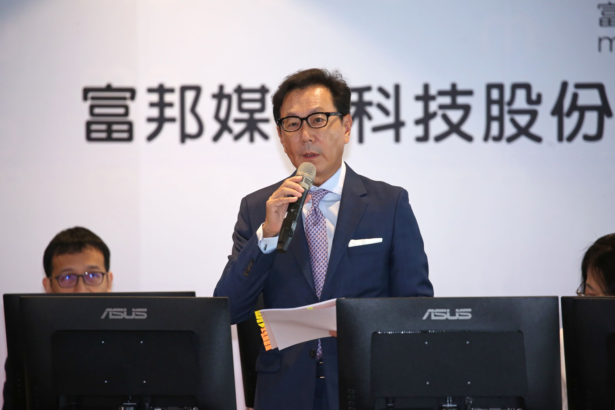 富邦集團落實企業社會責任,面對花蓮光復此次災難,傾集團各子公司為受災民眾提供關懷,且著眼重建漫長之路的救助。圖為蔡明忠。(鏡報新聞網)