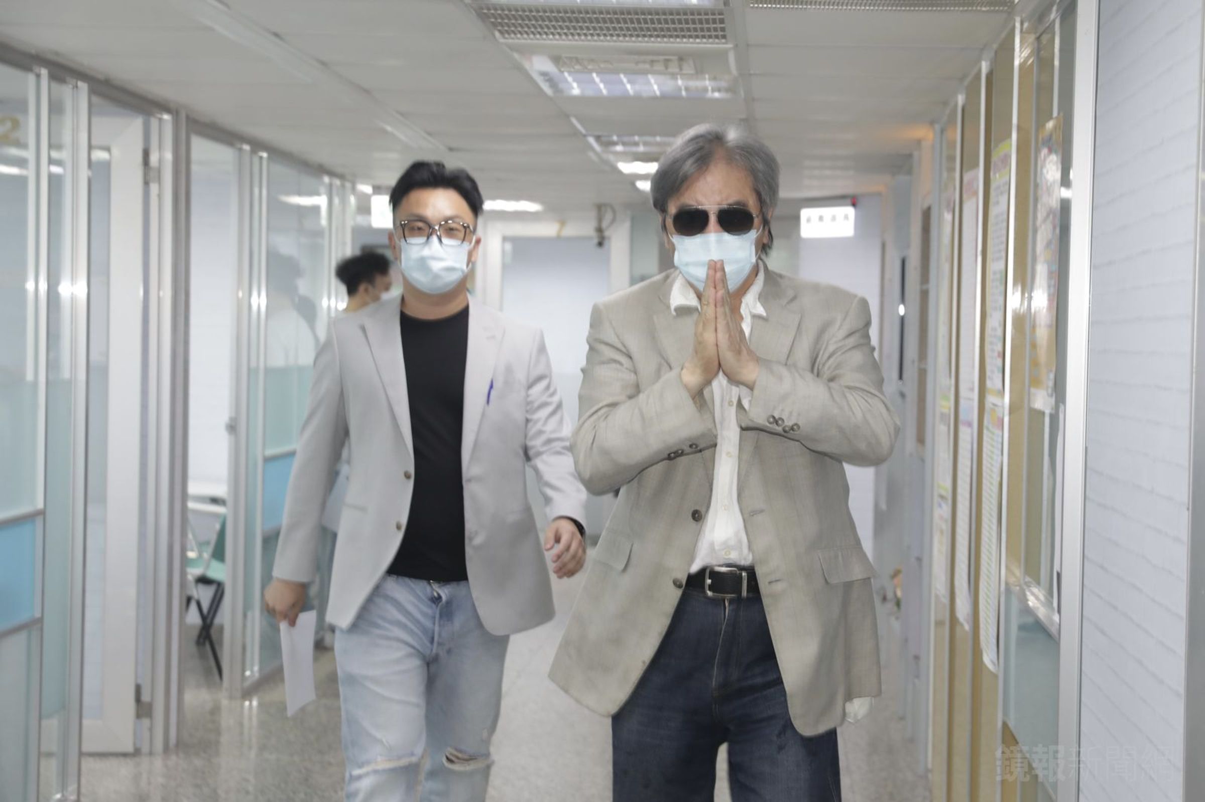 地球村董座陳中義(右)200萬交保,其律師閻道至(左)10萬交保,限制出境出海。(鏡報提供)