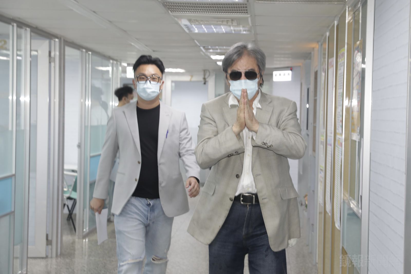 地球村董座陳中義（右）200萬交保，其律師閻道至（左）10萬交保，限制出境出海。（鏡報提供）