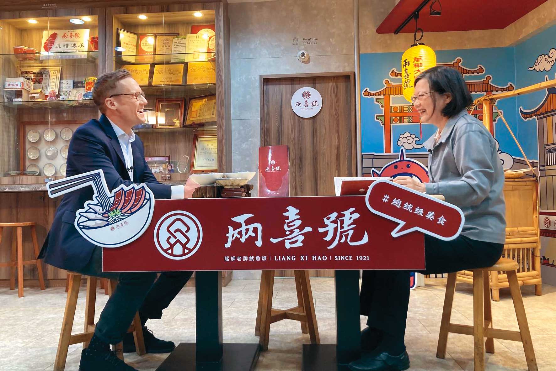 2021年，總統蔡英文（右）特別選在兩喜號接受CNN專訪，把台灣小吃帶上國際。（兩喜號提供）