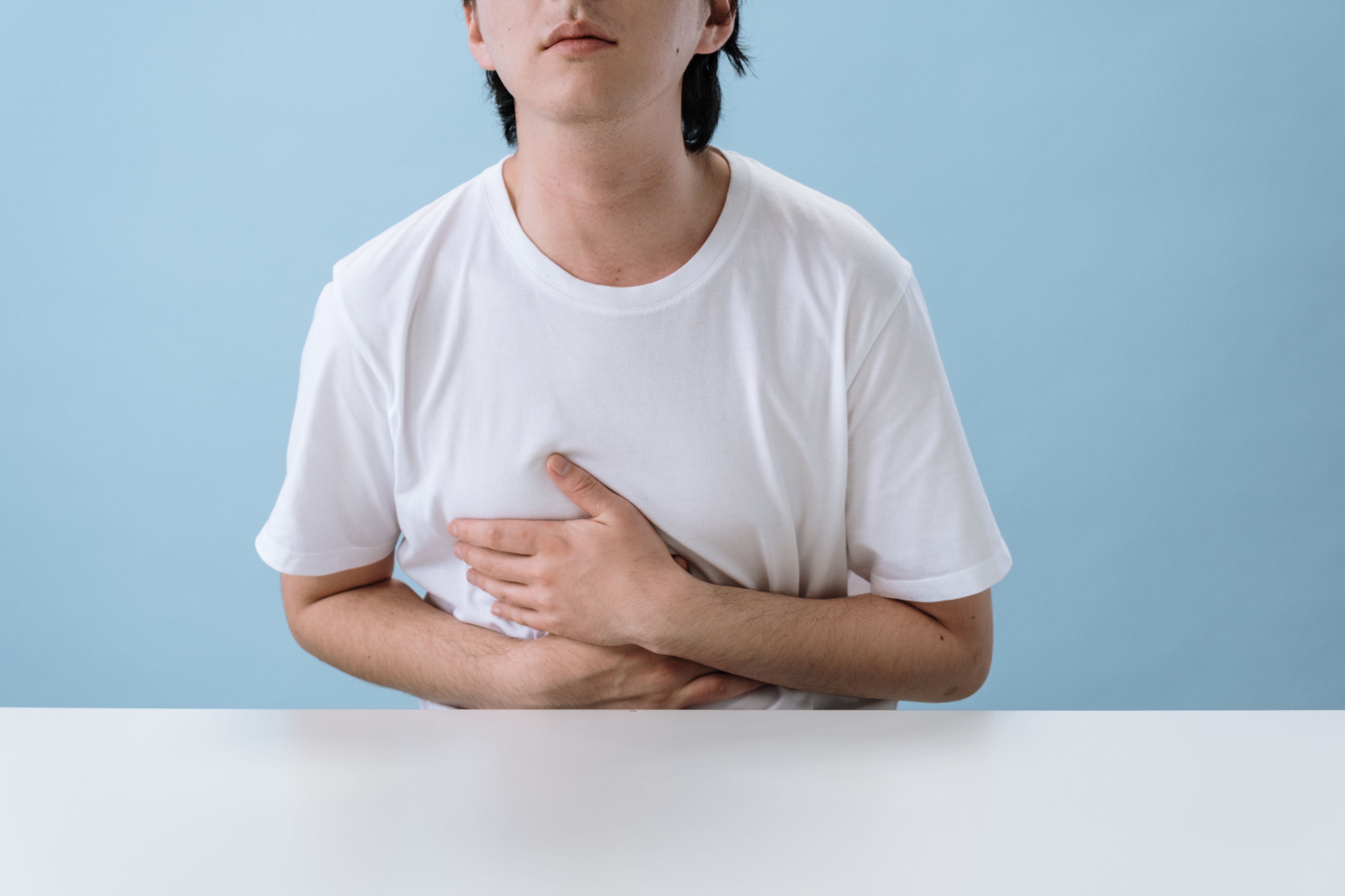 許多民眾面臨天天胃痛、胃脹氣,但常規照胃鏡結果卻顯示正常的窘境,常被誤解為心理壓力大或過度焦慮。(示意圖/pexels)