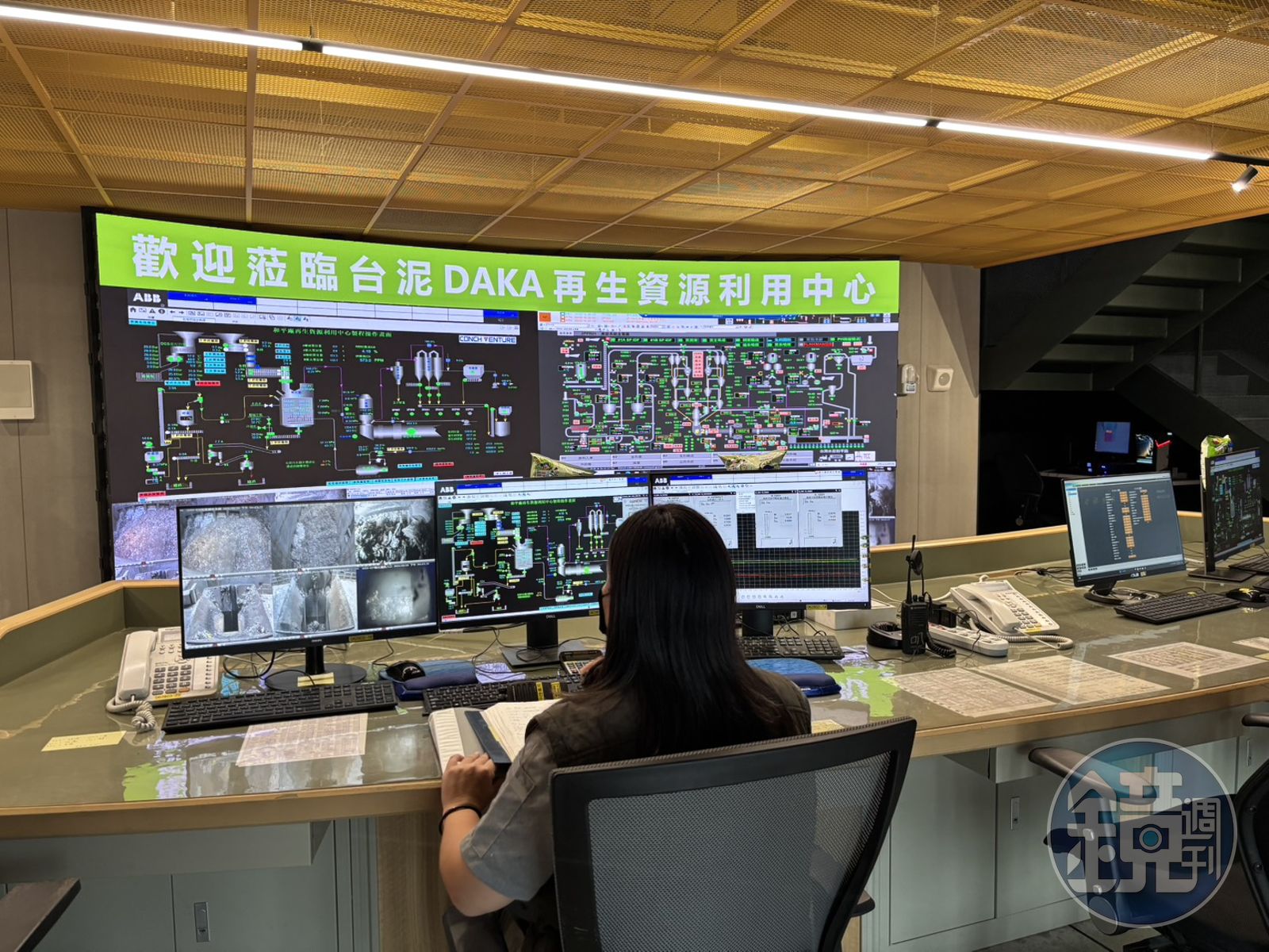 台泥DAKA再生資源利用中心招聘了許多當地傑出的女性，其中有多位女性經過台泥出資培訓取得「固定式起重機操作人員證照」，成為抓斗操作員。