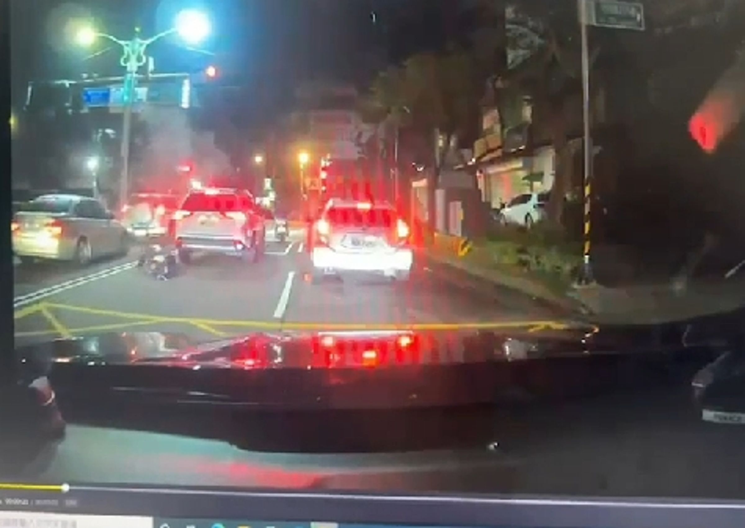 桃園昨日晚間爆警匪槍戰,一名22歲員警追捕過程中左肩中彈,仍奮勇還擊12槍。(翻攝畫面)