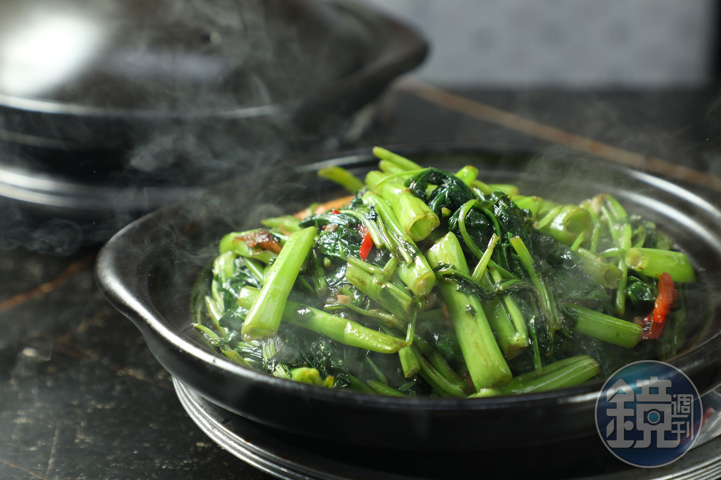 「啫啫通菜煲」完美呈現空心菜的爽脆與焦香，加入肉碎與豆豉醬後，鹹香濃郁，甚至比肉煲更令人驚豔。（港幣90元／份，約NT$347）
