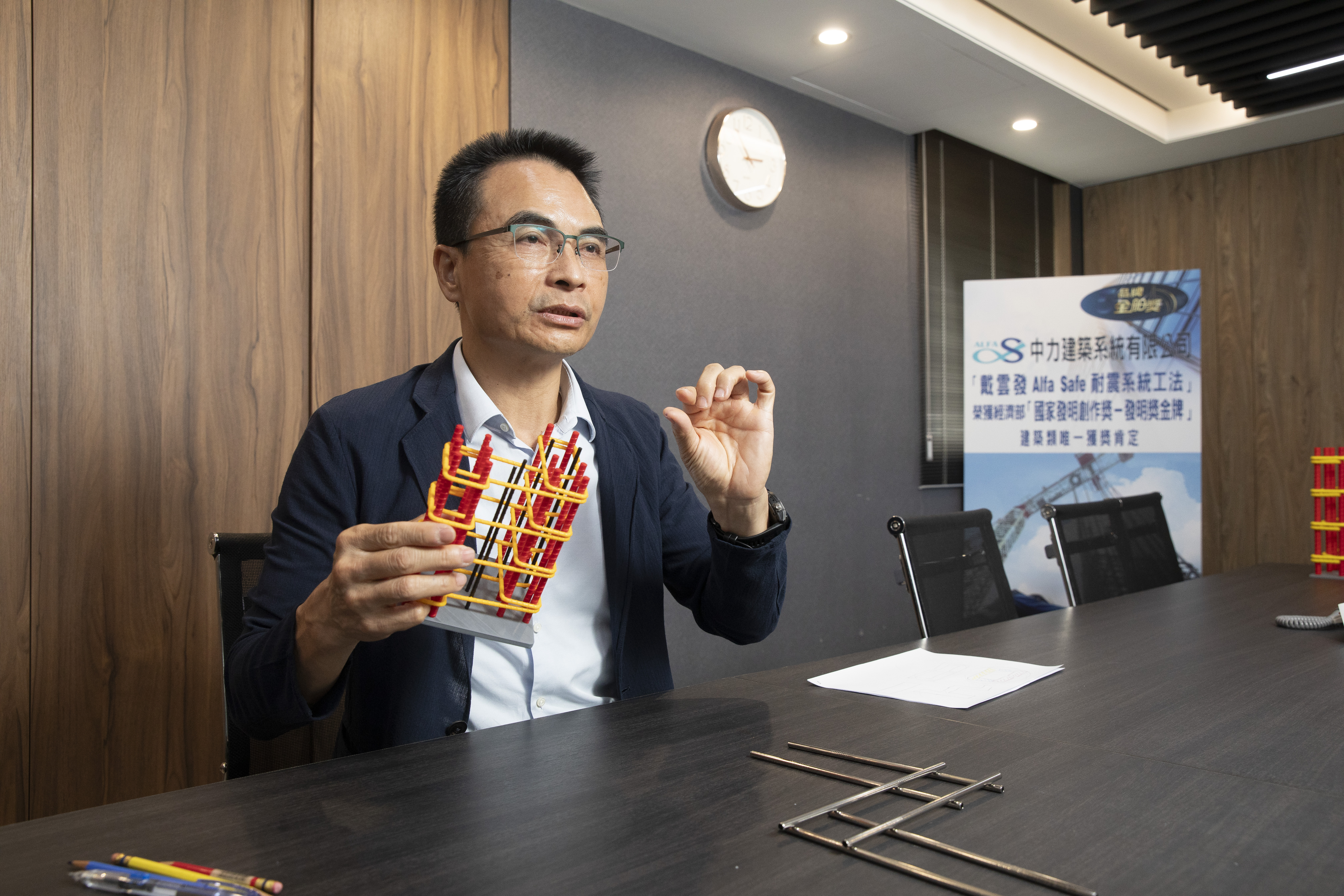 戴雲發以模型講解,傳統工程鋼筋會剪斷再綁上鐵絲,但一根到底的工法結構會更穩固。