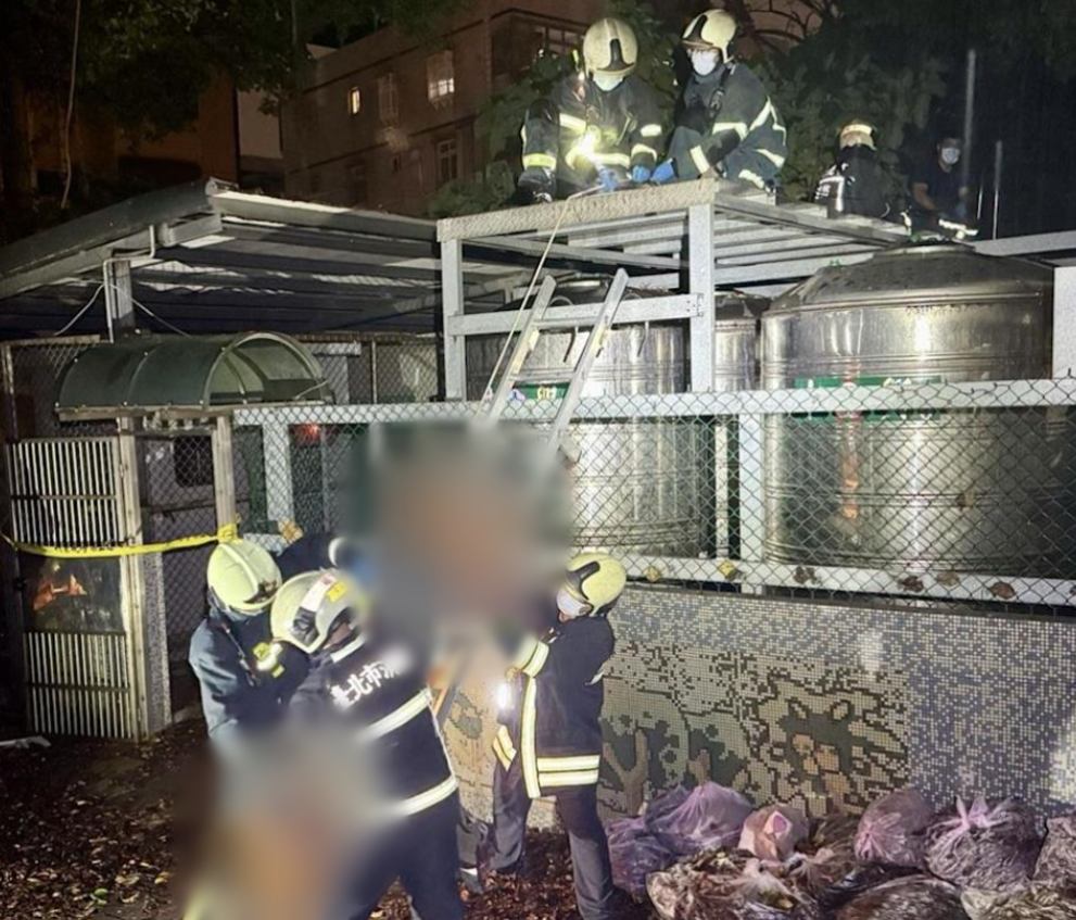 43歲周姓水電工昨日於社子國小維修水塔，意外誤觸高壓電，被發現時已身亡。（翻攝畫面）