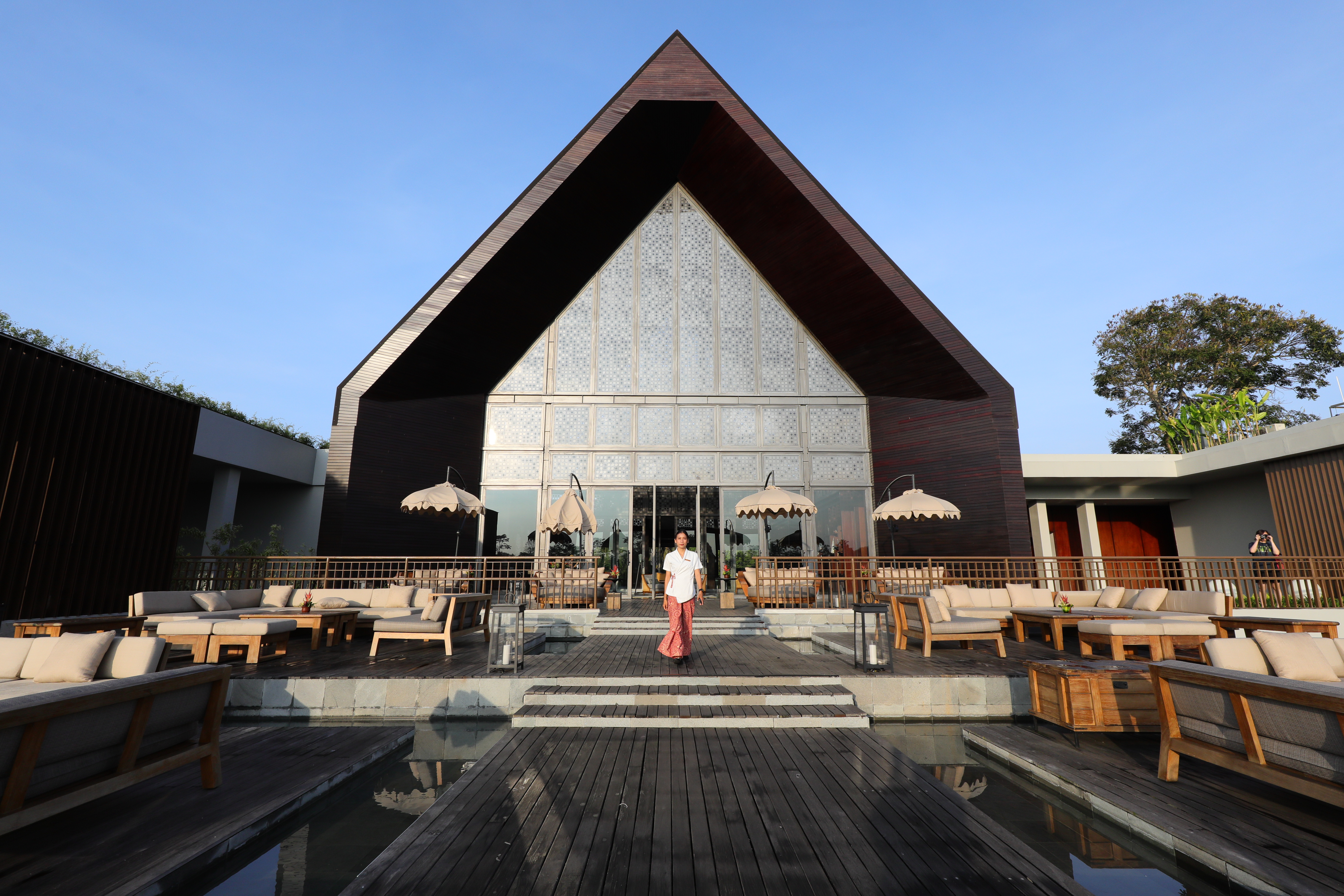 「峇里島烏布安納塔拉度假酒店」大廳外的甲板正對著阿貢火山，清晨可在這裡欣賞日出美景。