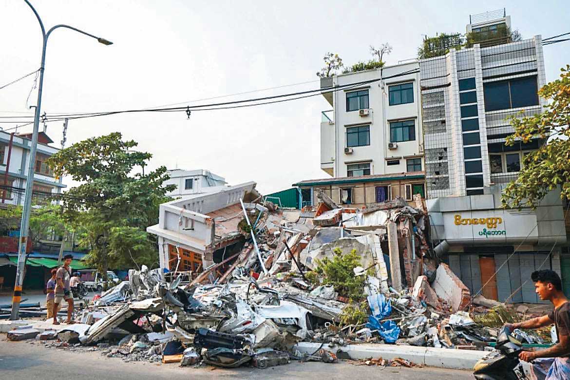 曼德勒街頭滿目瘡痍，當地災民表示，空氣中瀰漫著屍臭味。（讀者提供）