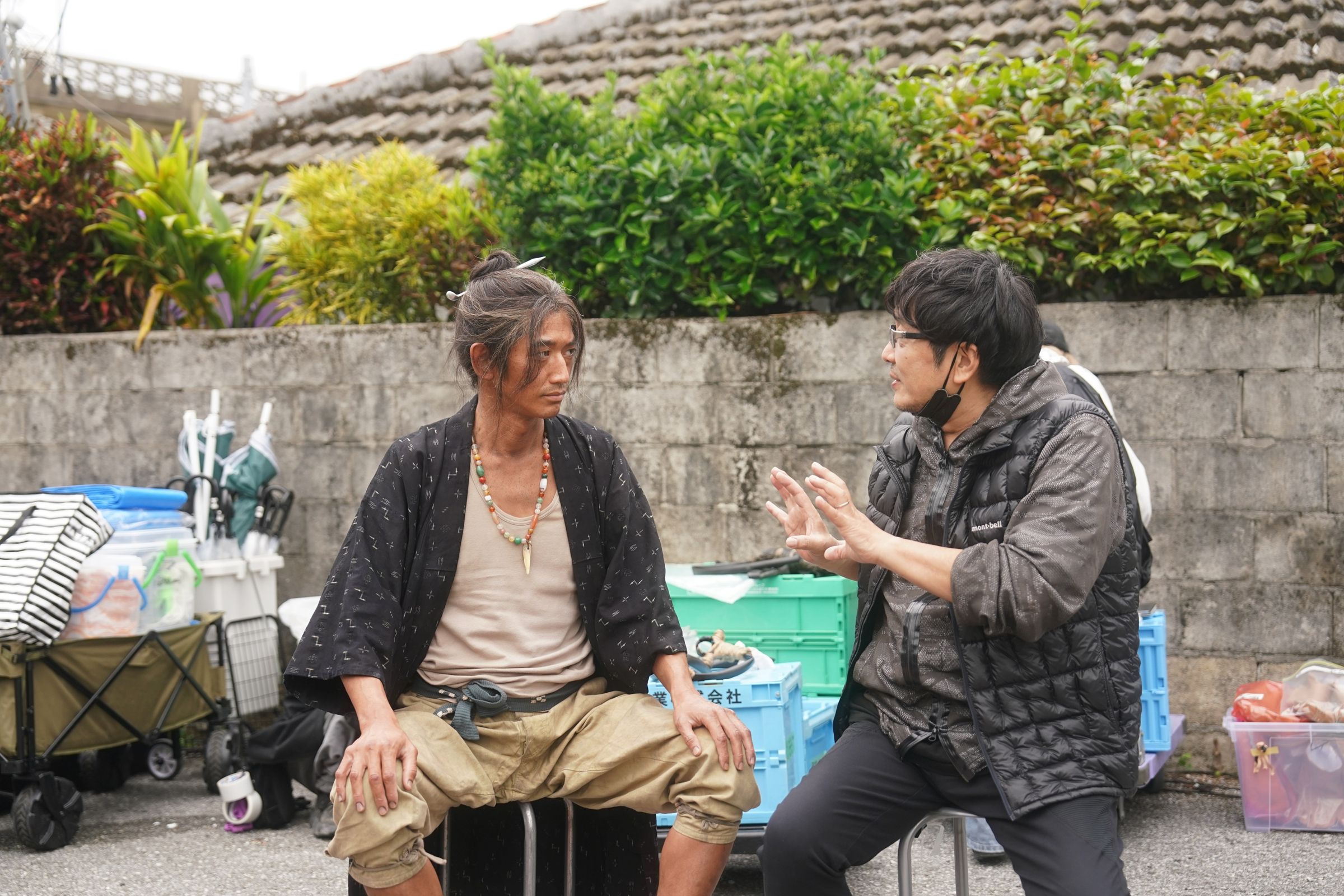 永山瑛太(左)在《寶島》飾演戰果撈客的首領,大友啟史(右)為了讓剛角色更立體多次修改劇本,在現場也積極與他溝通。(東映提供/©J.S K ©2025 Hero's Island Production Committee)