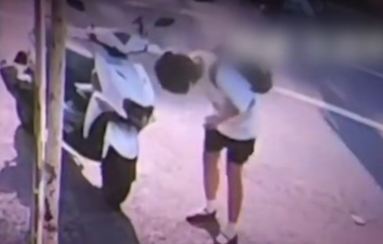 肇事女大生在事發後先查看車損，引發輿論譁然。（翻攝畫面）