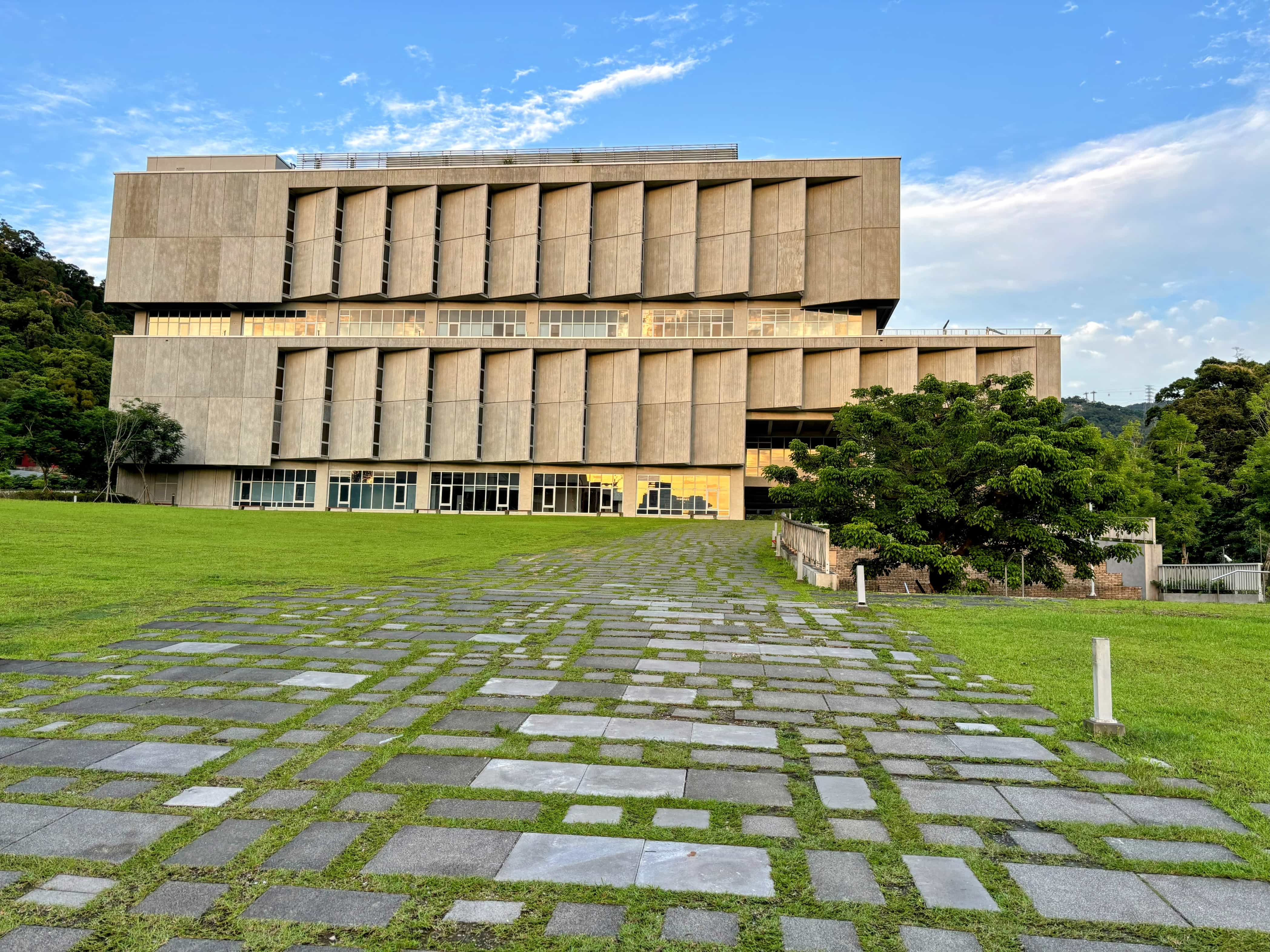 政大達賢圖書館前草坡命名為「慢坡」。(政治大學提供)