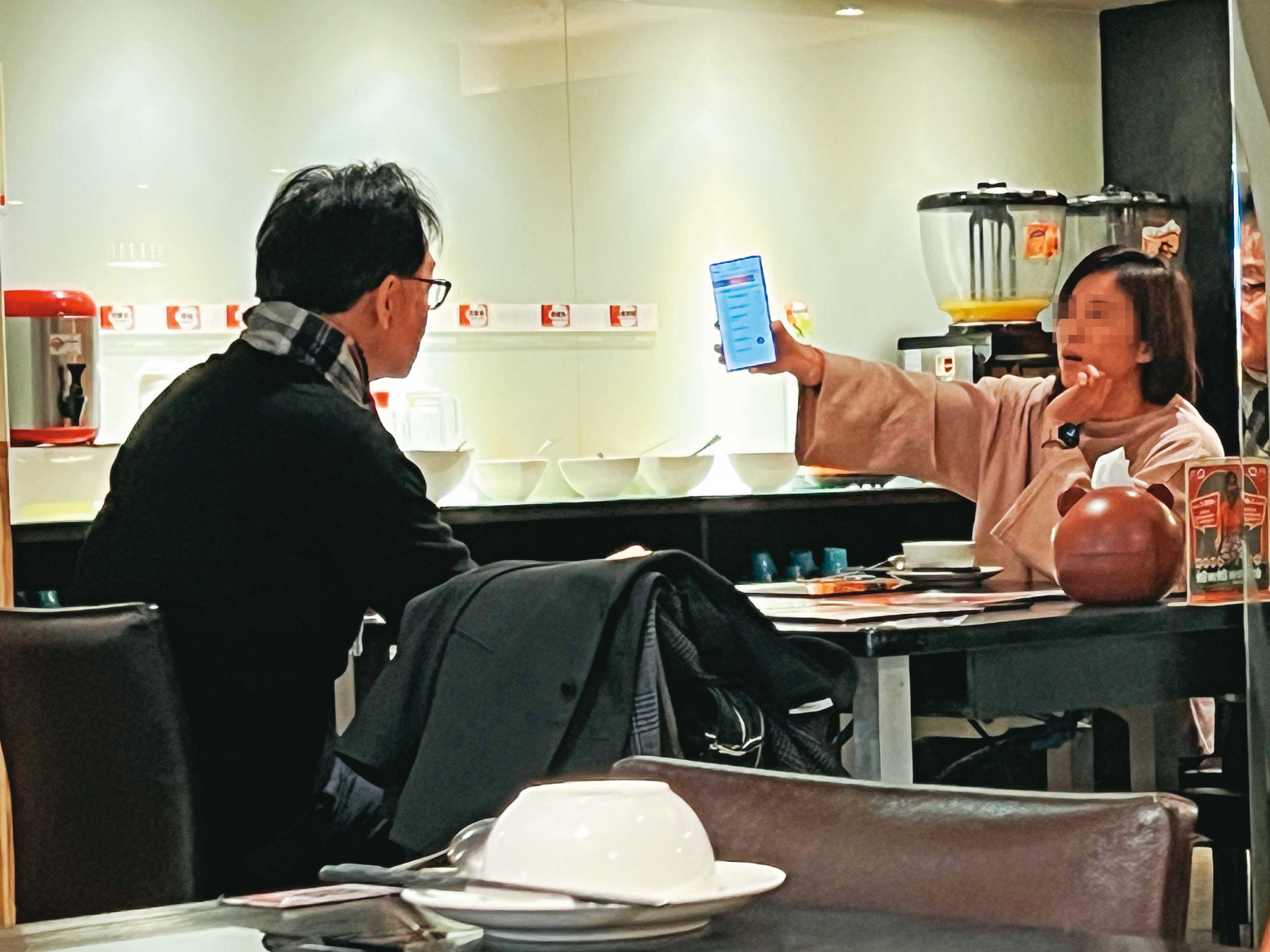 2025.01.17 12:49 在女方家共度一夜後，陳鴻震（左）與高女（右）隔天中午一起出門吃火鍋。