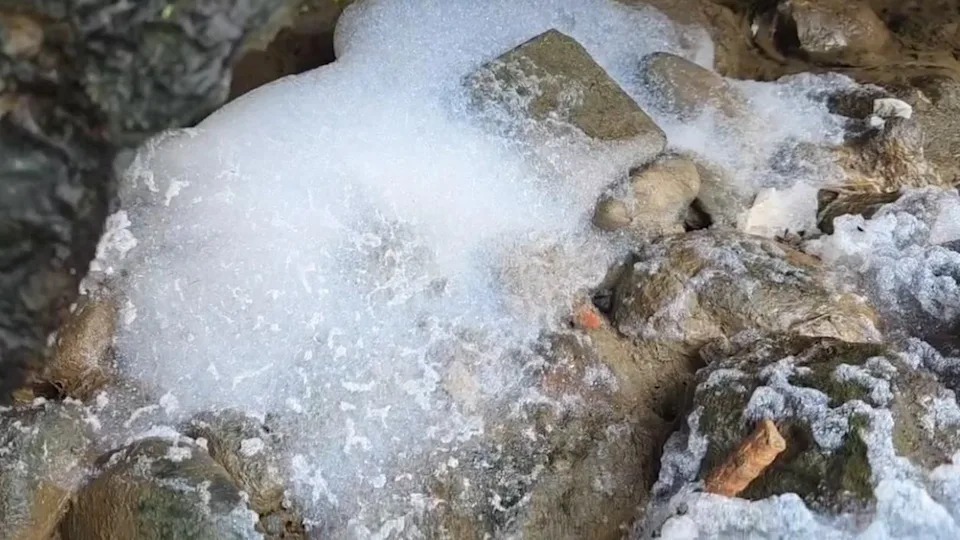 今日上午位於上游處的暖暖溪卻突然出現許多白色不明泡沫。（翻攝畫面）
