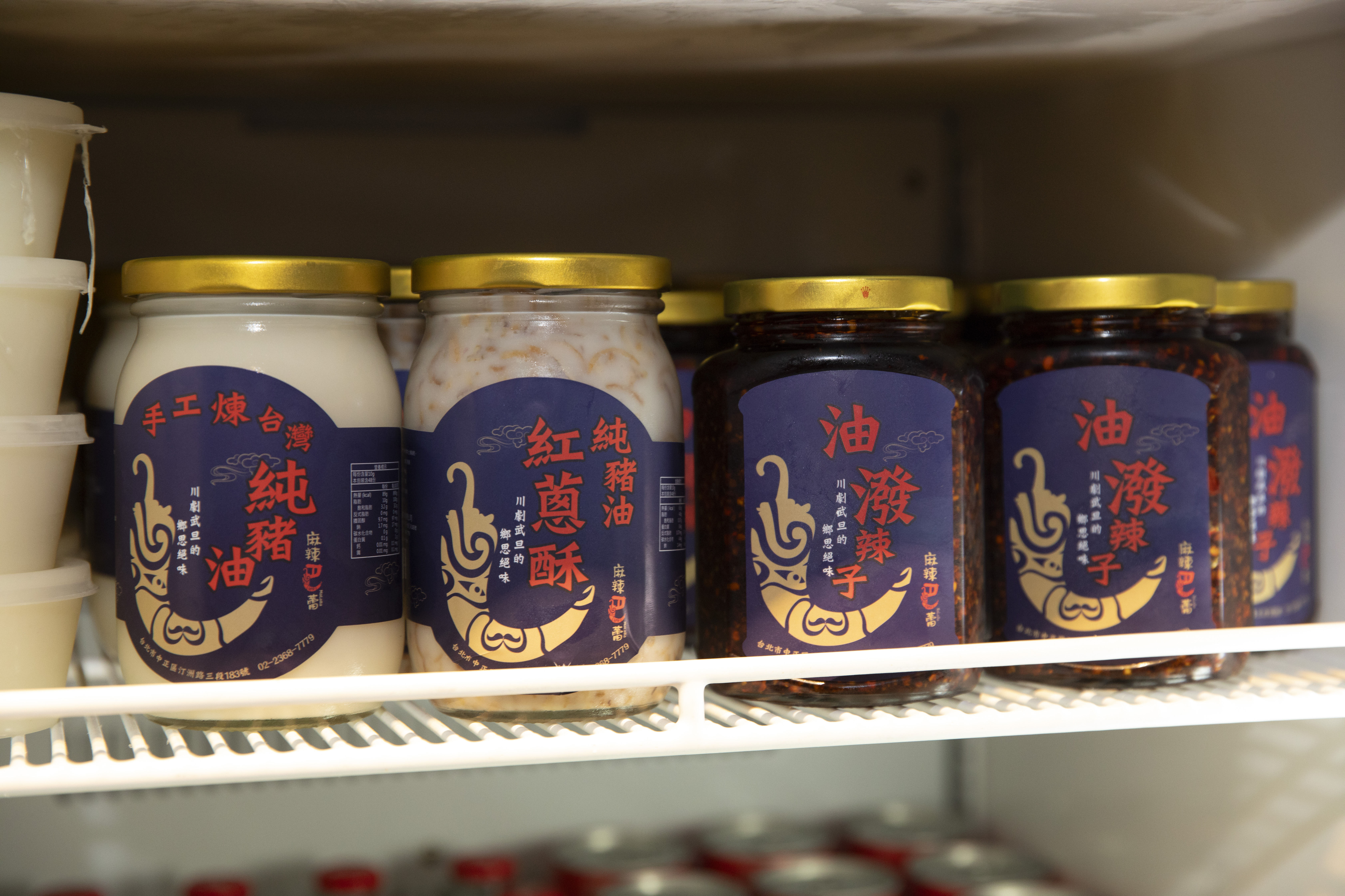 因全台餐飲缺工，高瑜含暫緩展店計畫，把戰場轉到電商，推出辣椒醬、豬油油蔥酥等宅配商品。