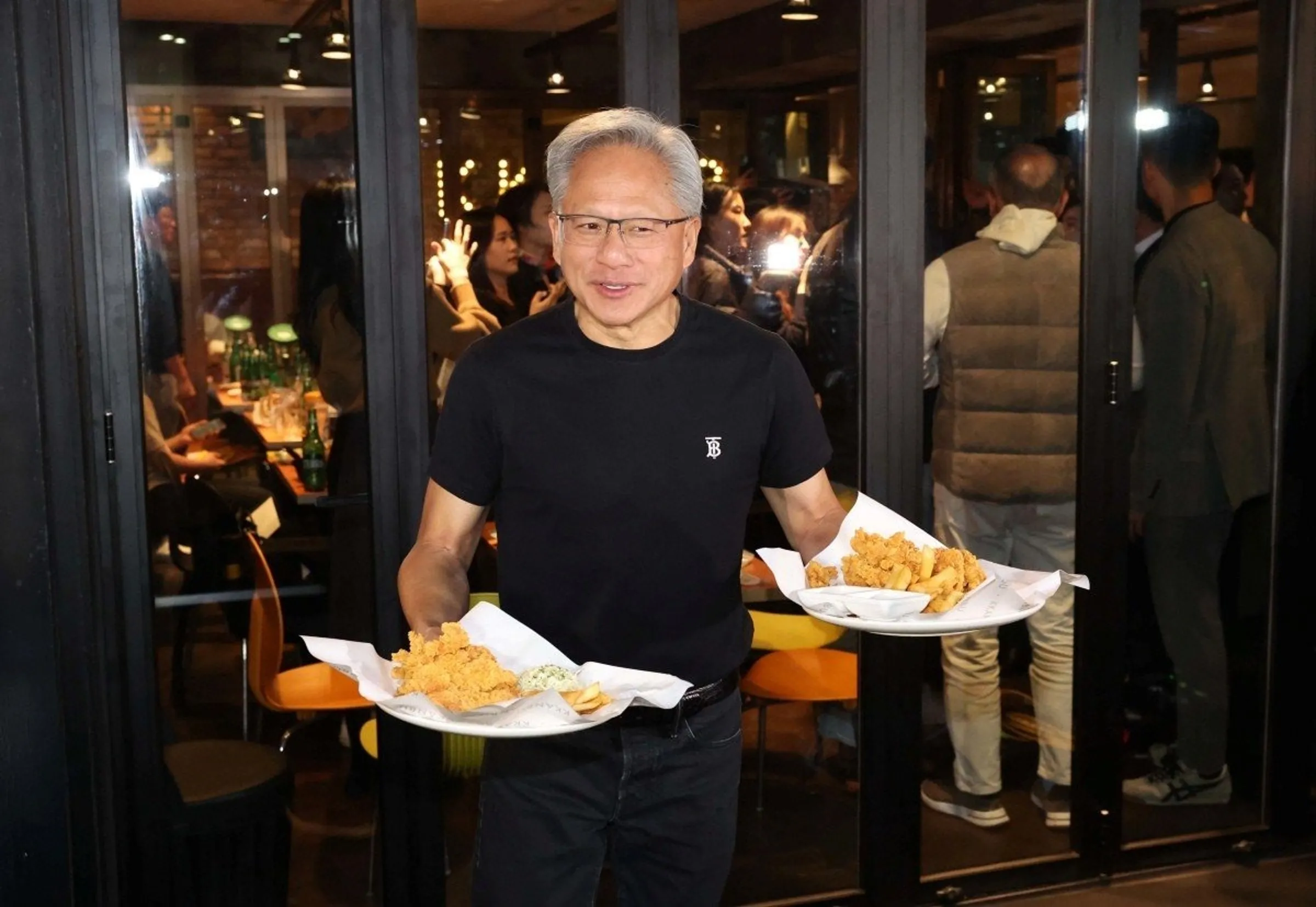 黃仁勳上次造訪韓國與三星老闆吃炸雞，也不忘請在外守候的媒體與民眾一起吃。（翻攝koreajoongangdaily.joins.com）