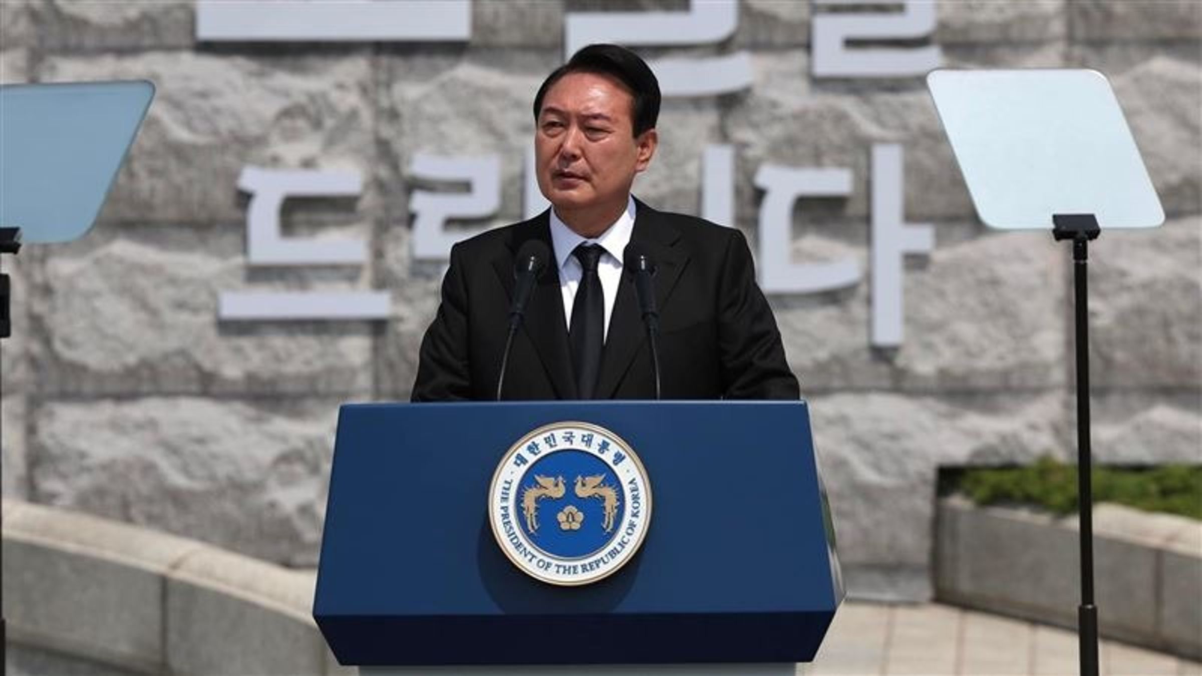 尹錫悅發表撤回戒嚴談話時，指宣布戒嚴是為了「拯救國家」。（翻攝自尹錫悅臉書）