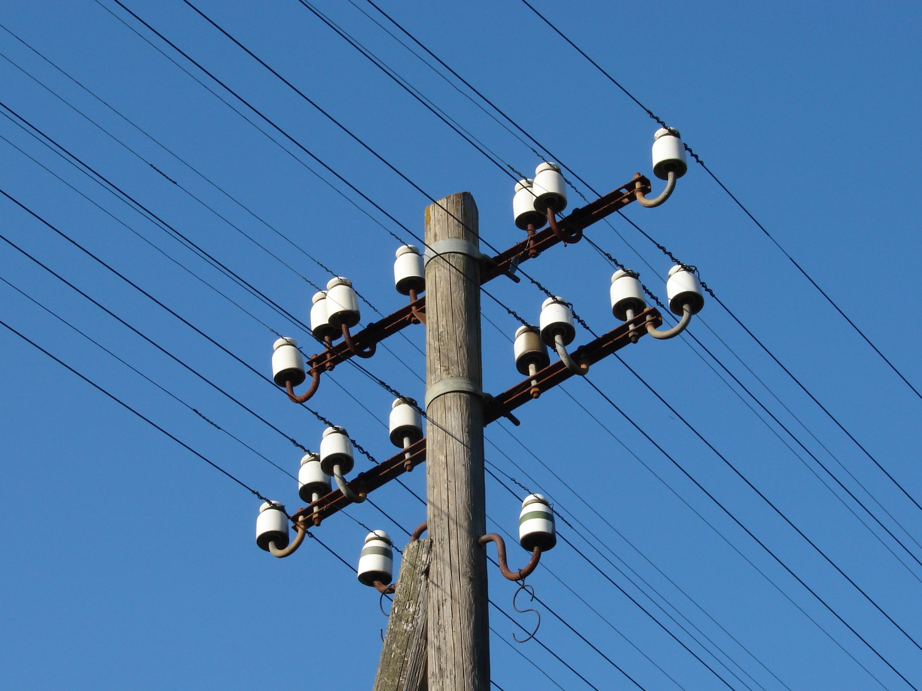 台電今日在基隆段進行高壓鐵塔訓練，未料一枚絕緣礙子從高處墜落，造成一名員工身亡。（示意圖，取自Pixabay）
