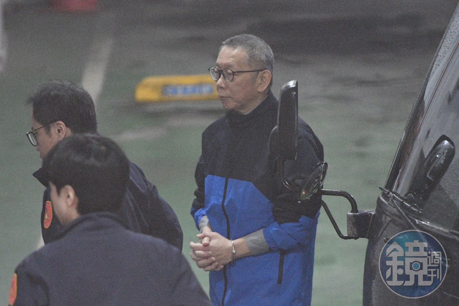 前台北市長柯文哲(右)涉收賄、公益侵占等4罪,今遭台北地檢署起訴,求刑28.6年併科5千萬罰金。圖為羈押中的柯文哲赴赴北檢應訊。