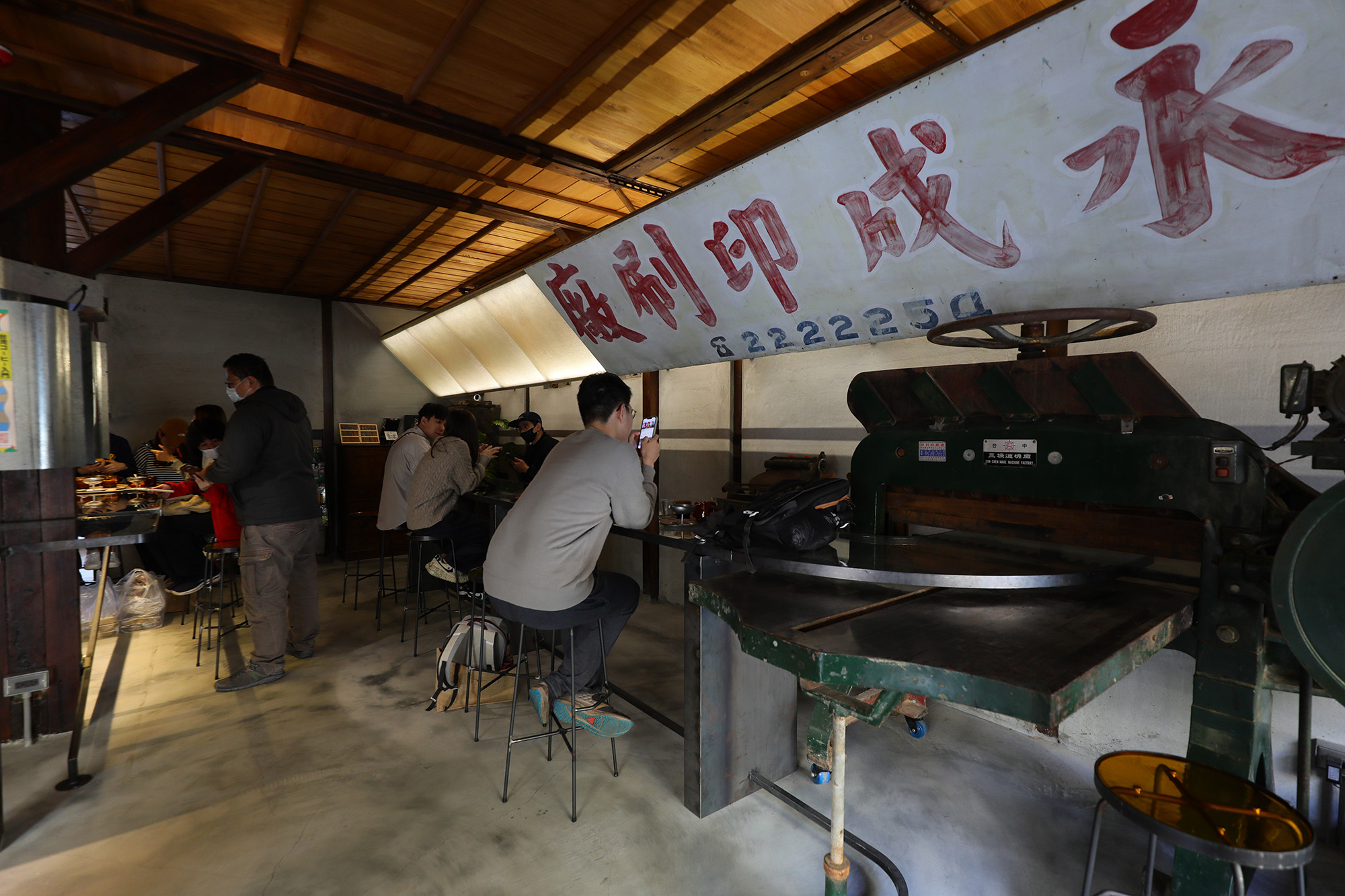 在一樓空間可以看到從前印刷廠留下的手繪招牌與各種大型機台。