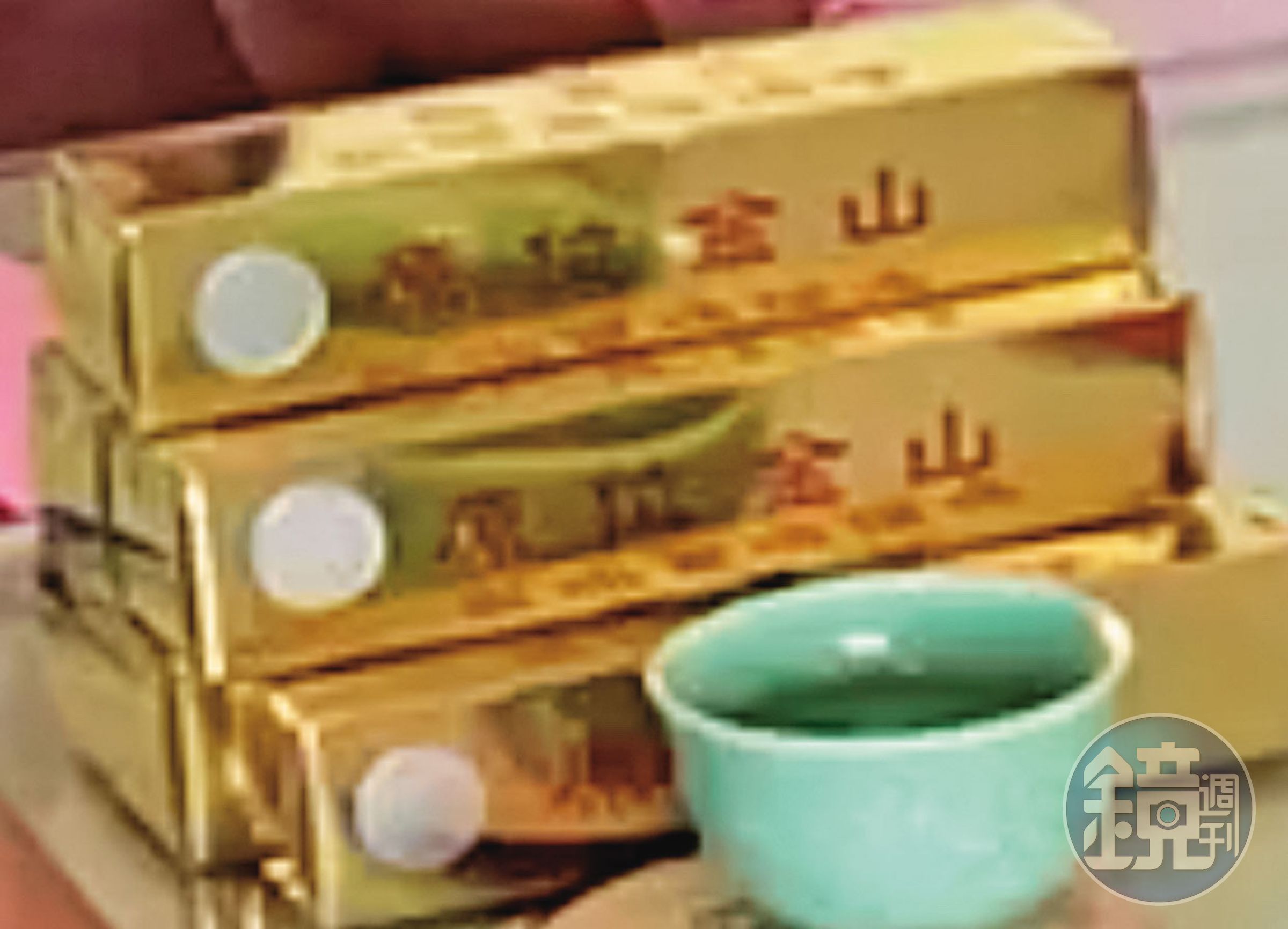 道場販售的金鉑紙盒裡裝著5顆巧克力,經黃加持後價格翻10倍,1條賣500元。(讀者提供)