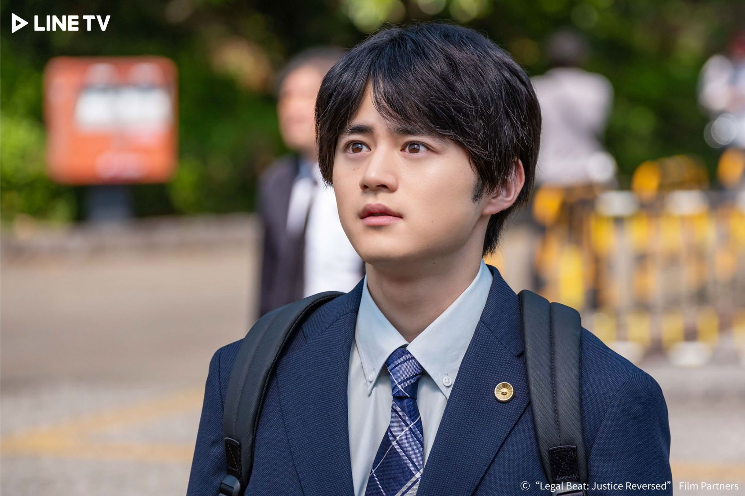 《律政節奏》鈴鹿央士飾演口吃的菜鳥律師「泰地空」。（LINE TV 提供）