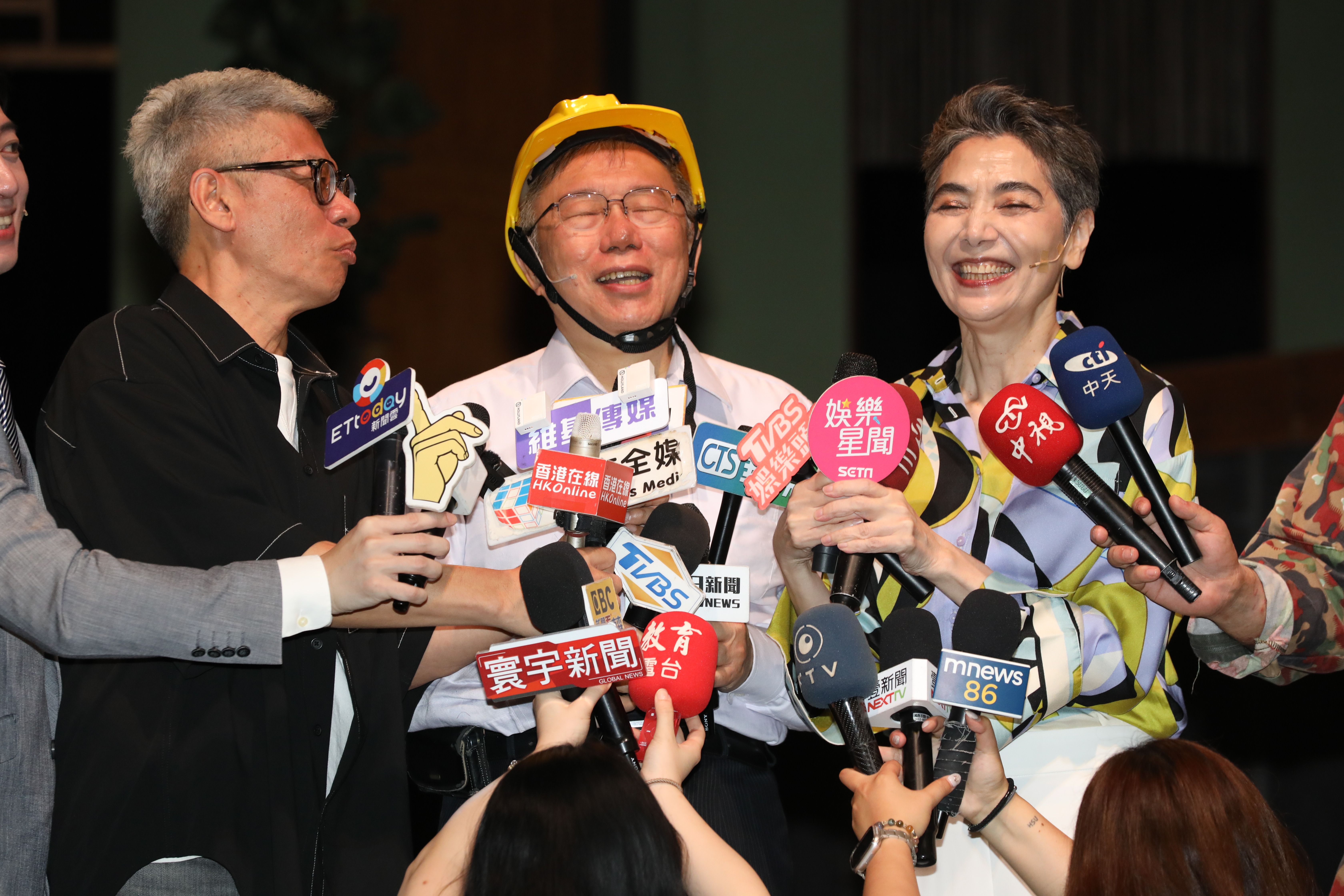 柯文哲與賴佩霞首度同台演出音樂劇《倒垃圾》，賴虧他「還有很大成長空間」。