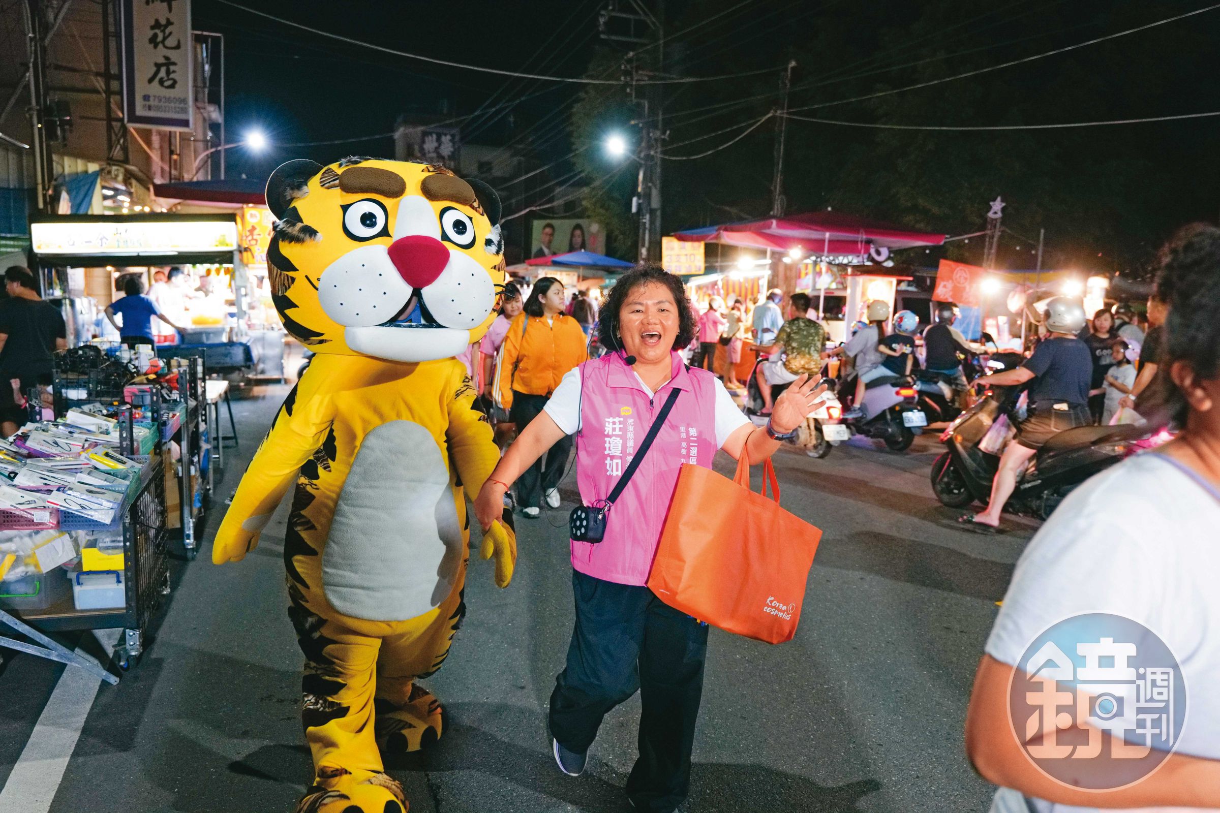國中剛放學的姪子跳進老虎布偶裝裡,陪莊瓊如穿梭夜市,一個攤子一個攤子的握手拜票。