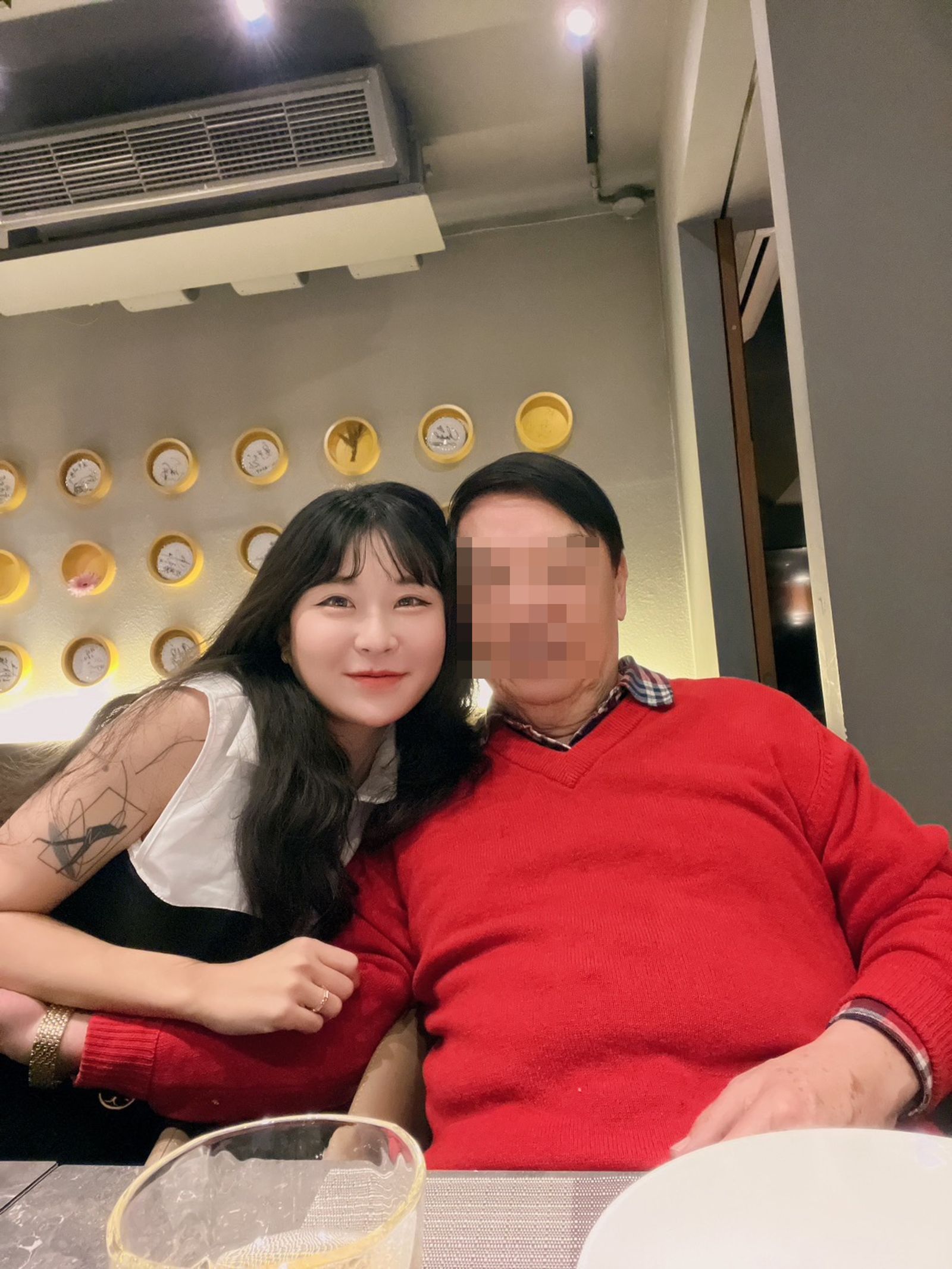 仙塔律師除了被爆勾結詐團,私下豪奢飯局及感情事件還被掀出。(翻攝自仙塔律師臉書)