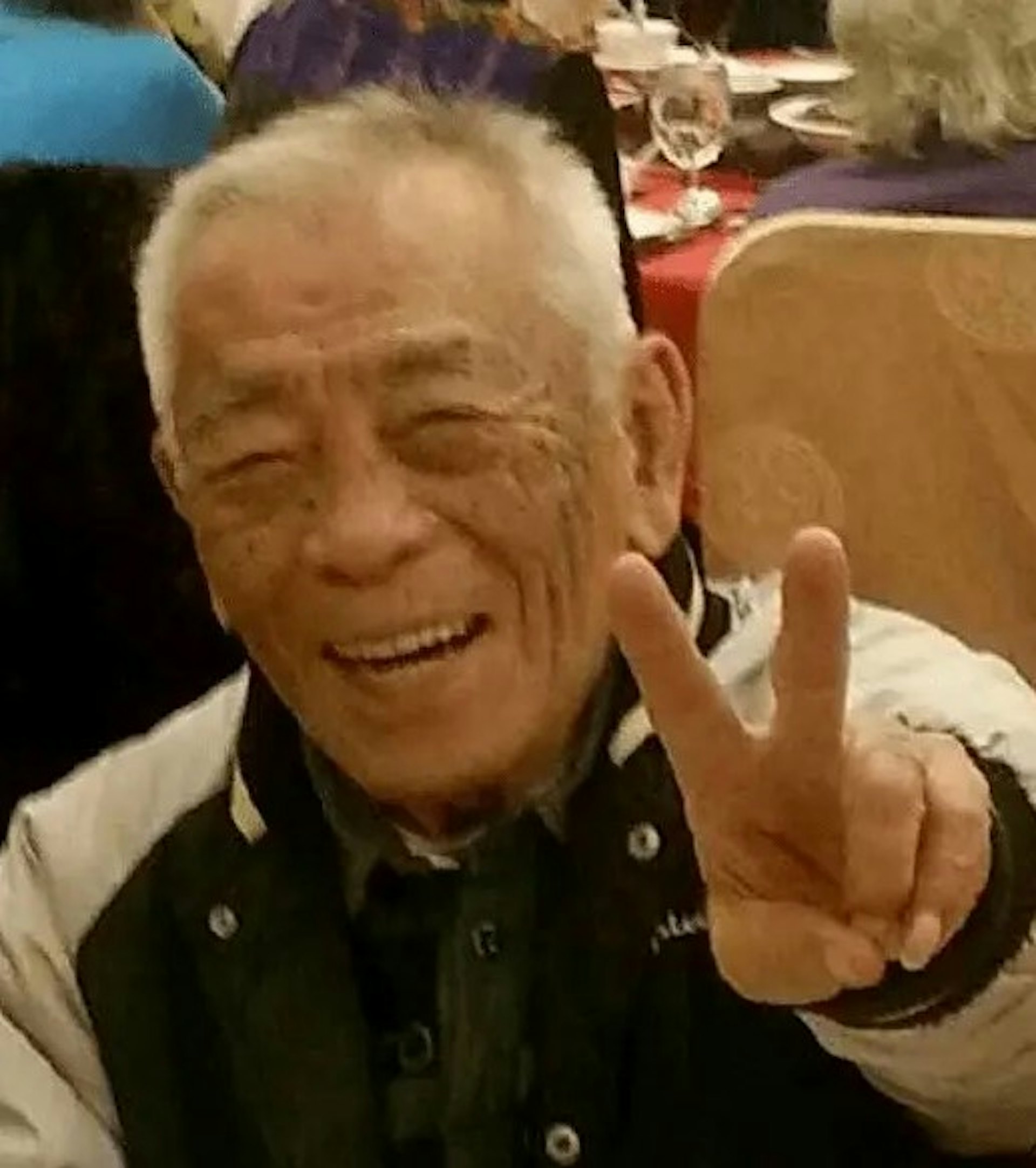 谷峰最後的近照拍自2022年，他被路人野生捕獲，即使被偷拍也沒生氣，還笑嘻嘻比YA。（網路圖片）