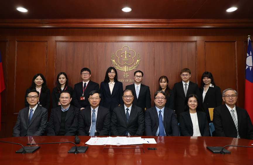 行政執行署繆卓然署長（前左起）、法務部黃謀信次長、徐錫祥次長、鄭銘謙部長、黃世杰次長與行政執行官第17、18期學員合影。（行政執行署提供）