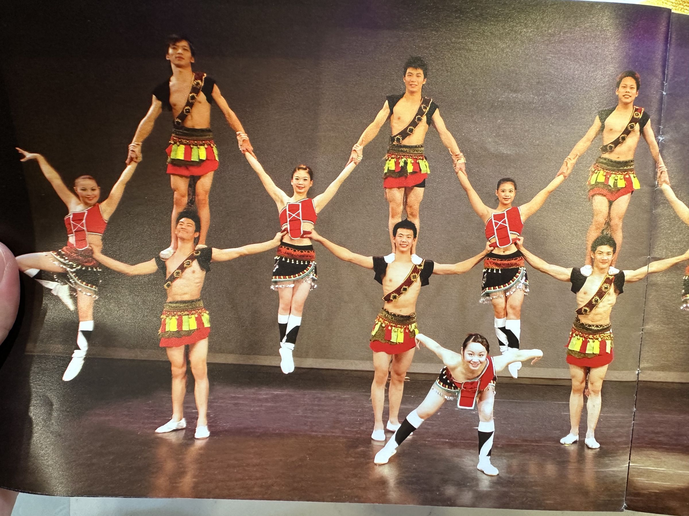 林智偉高中時期（紅圈處）與同學在舞台上表演花式疊羅漢。（林智偉提供）