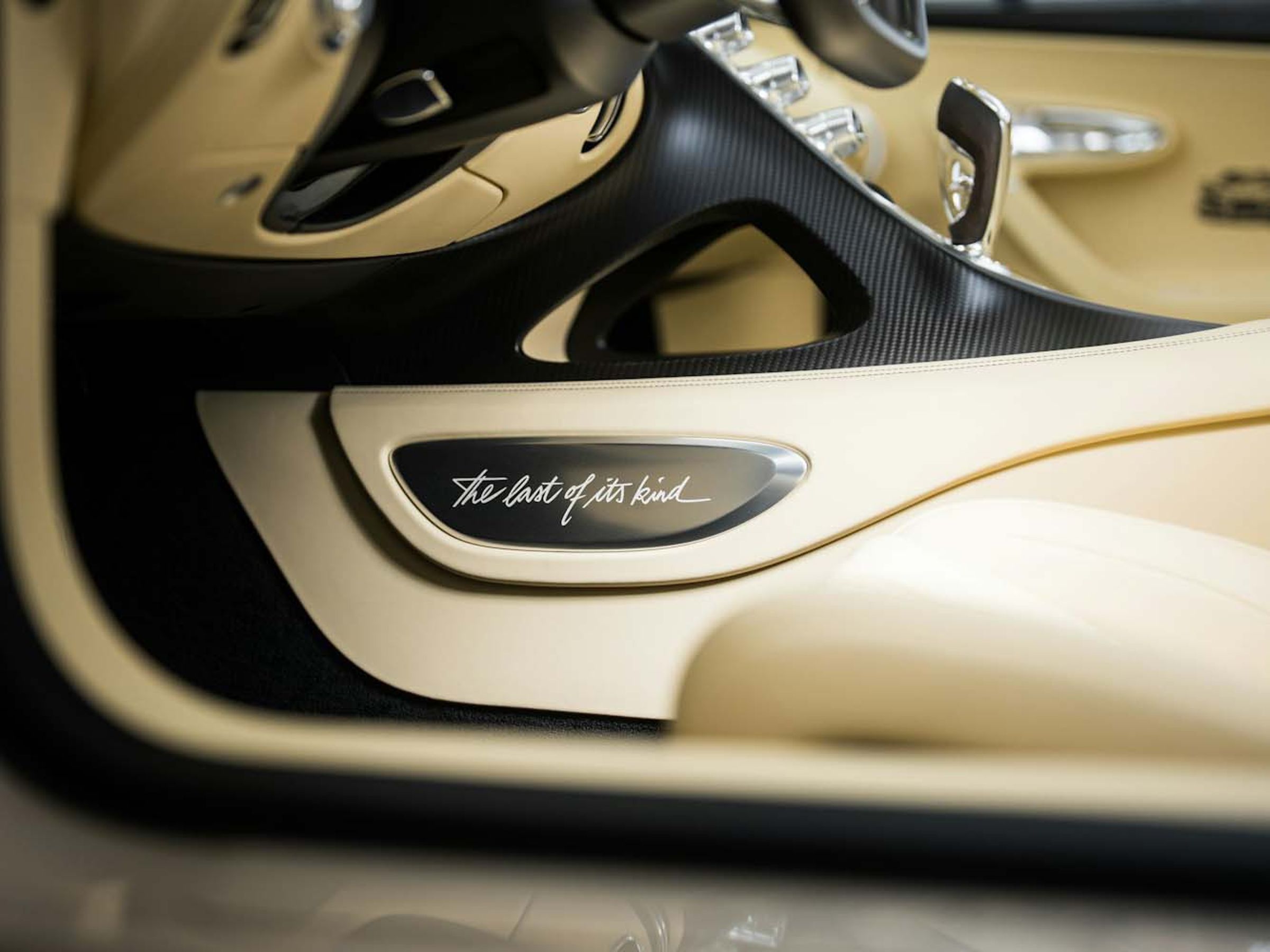 車艙內更鑲嵌了一塊印有車身輪廓與「The last of its kind」銘牌。