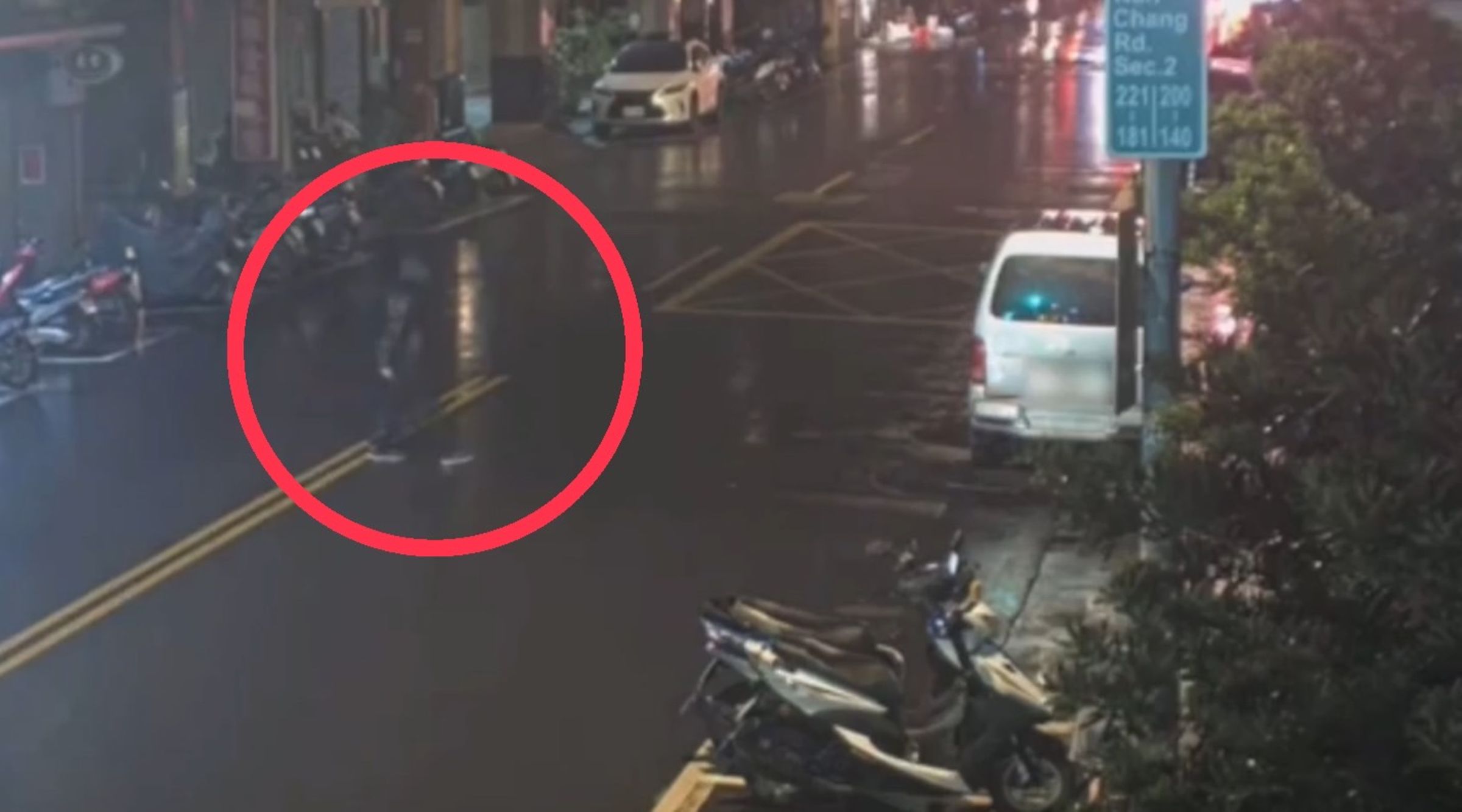 吳男一身黑衣違規穿越馬路被撞飛。(翻攝畫面)