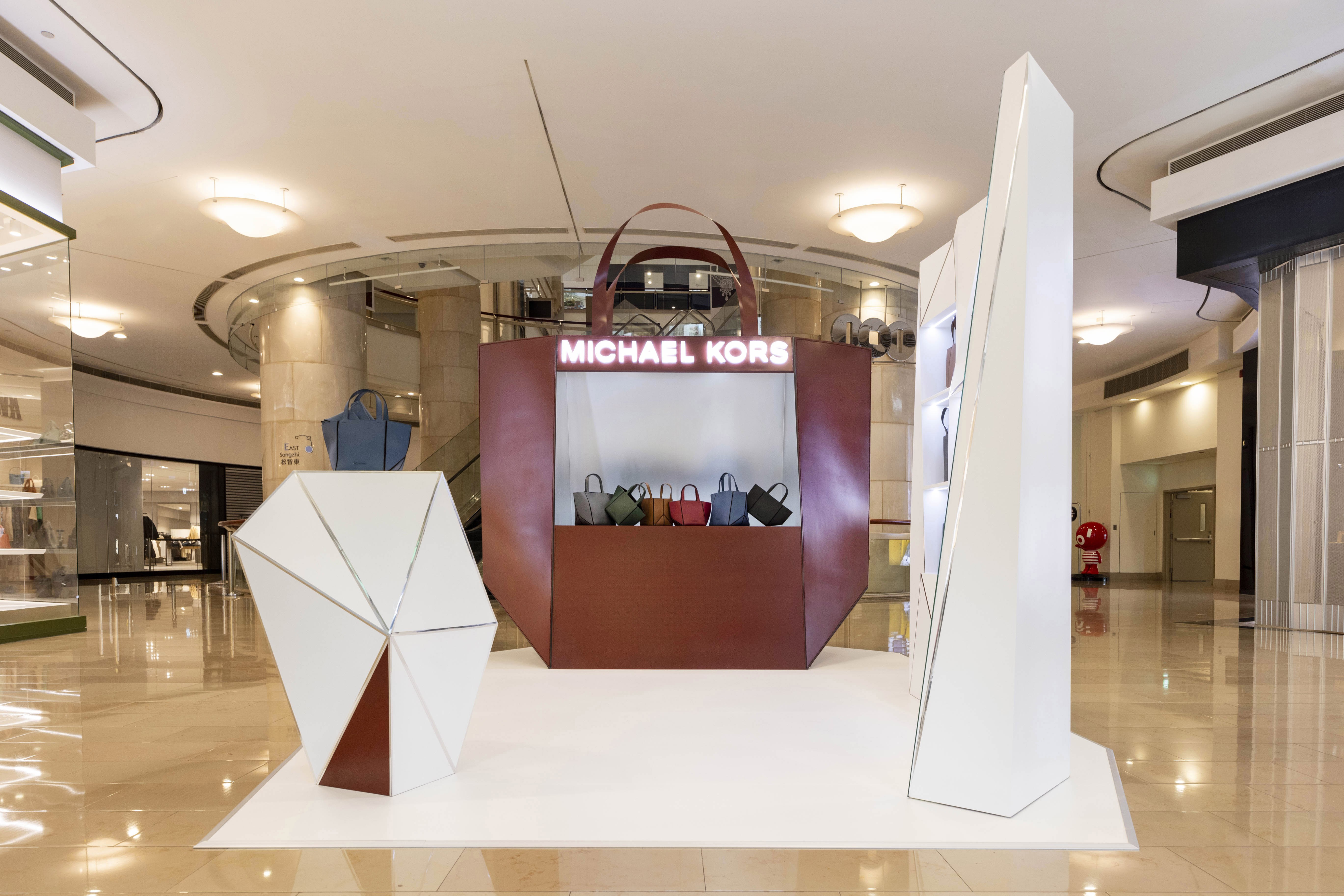 台北101的MICHAEL KORS鬆弛「折」學快閃店為期僅一週。（MICHAEL KORS提供）