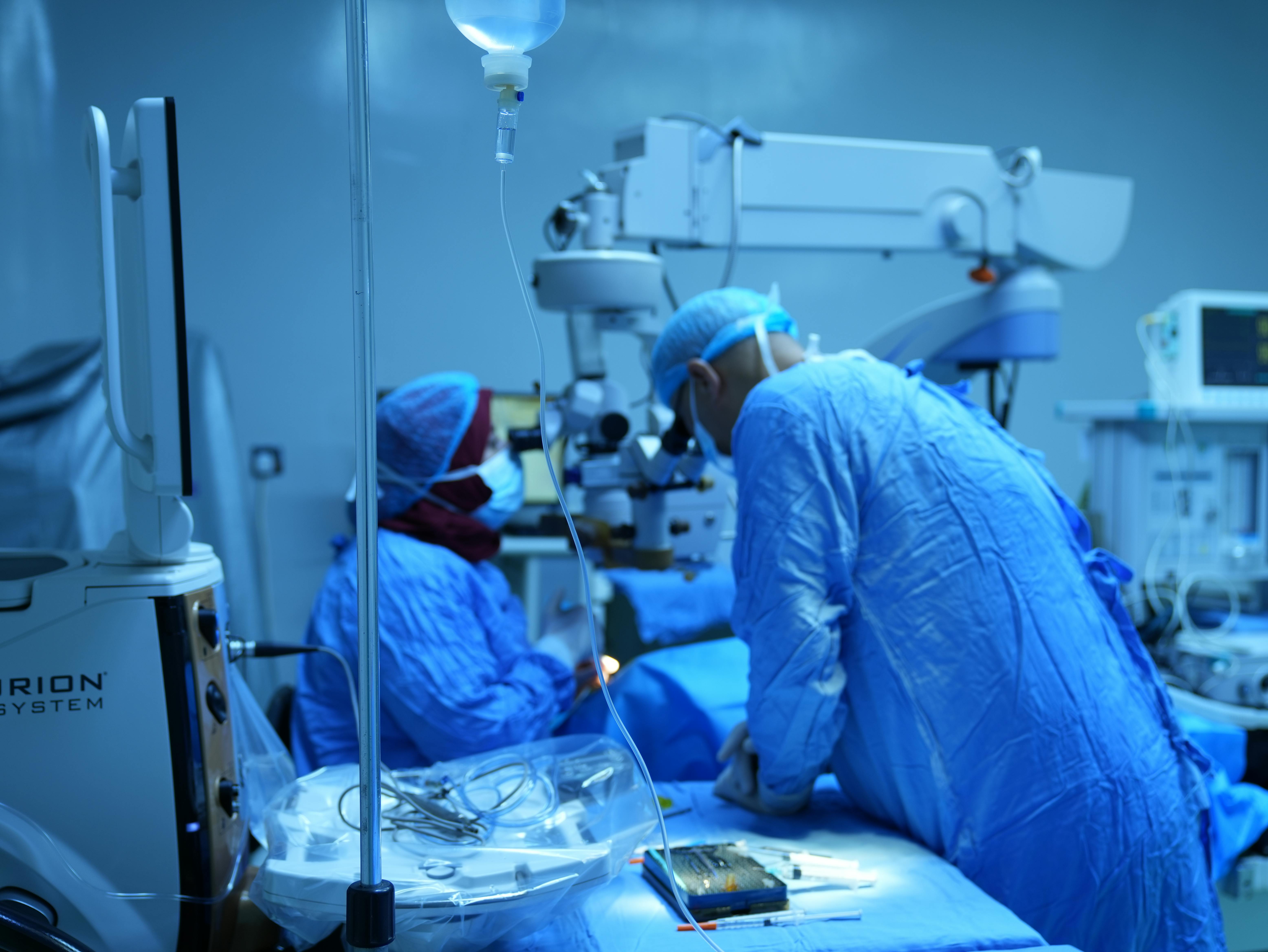 該名年輕員警術後飽受視力障礙與劇烈頭痛折磨，最終走上絕路，家人痛心呼籲重視LASIK風險。（眼部手術示意圖，與本文無關；pexels）