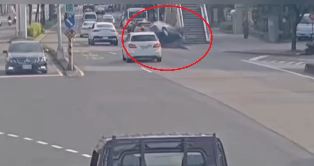 廖男開車開到睡著，自撞天橋橋墩釀禍。（翻攝畫面）